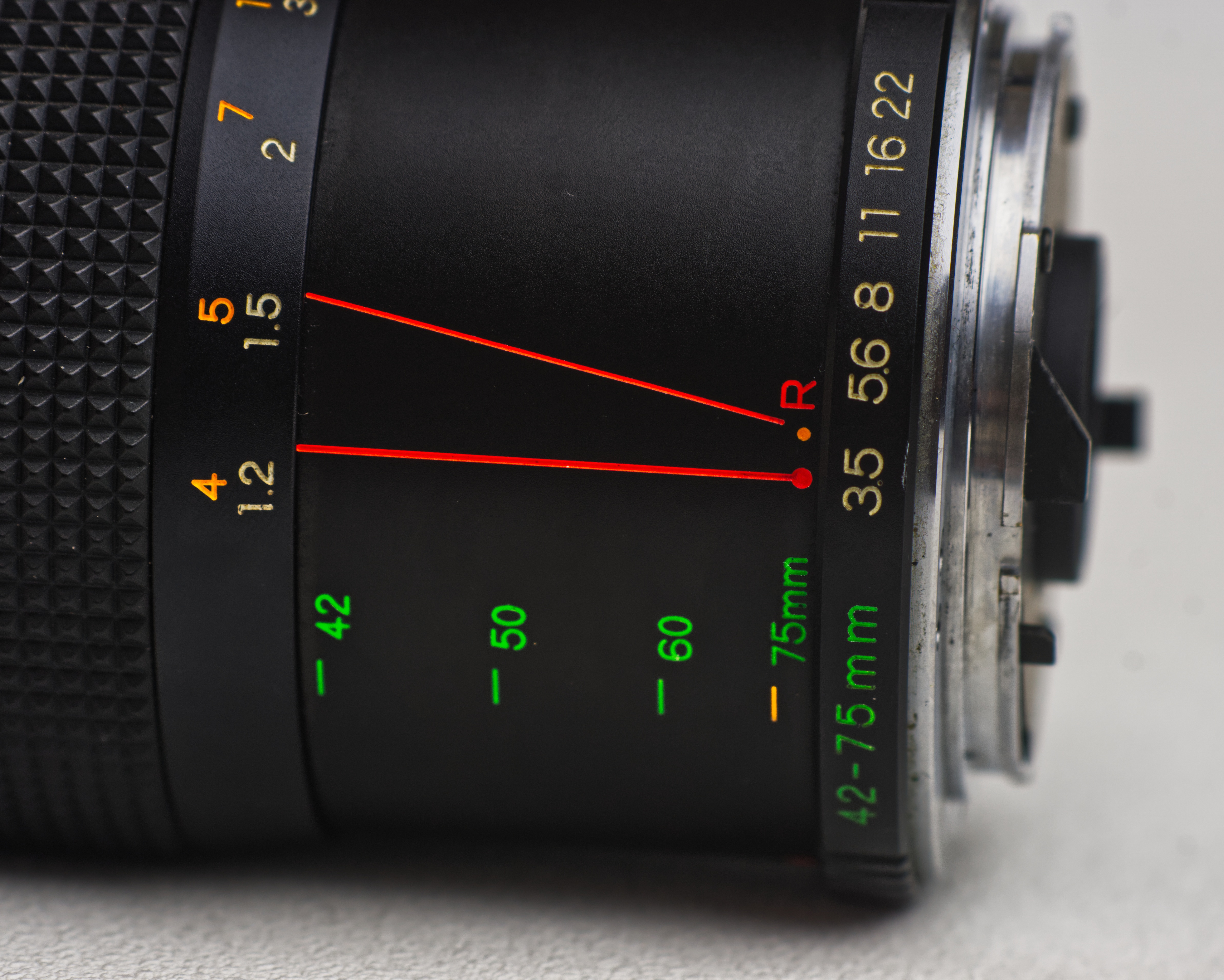 Yashica Len ML ZOOM 42-75mm F3.5-4.5 - photo 3