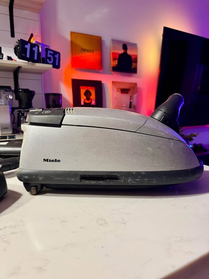Miele Aluminum S548 vacuum. Great condition! - photo 5