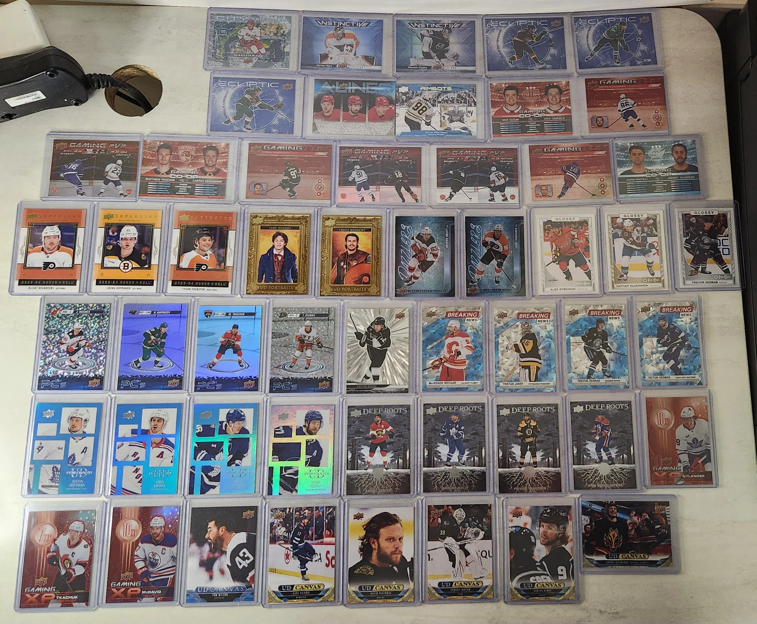 ⚽🏒🏈 100's of Sports Card Bundle! Rookies, Inserts, Supplies image indicator(7)