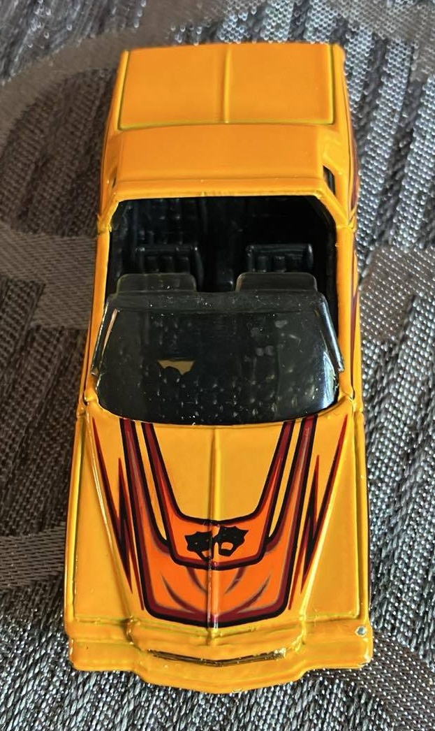 Hot Wheels Montezooma 2001 Low Ride Race Car Diecast - photo 2