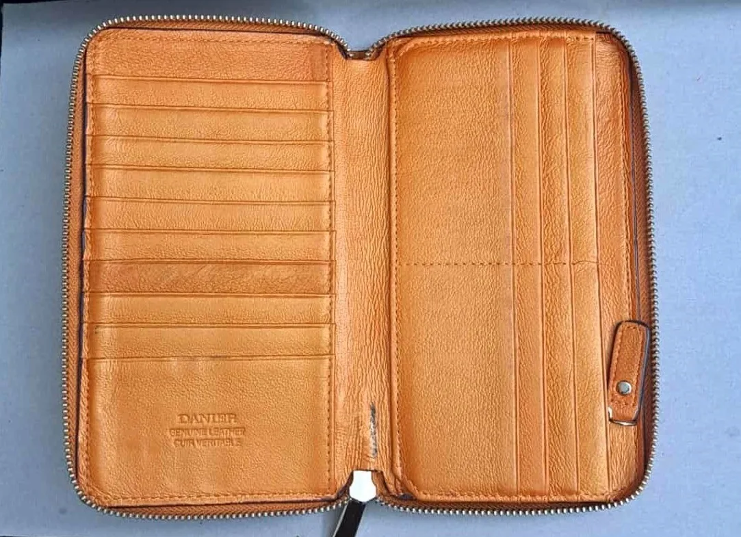 Danier Genuine Leather Everyday Wallet with 16 card slots image indicator(2)