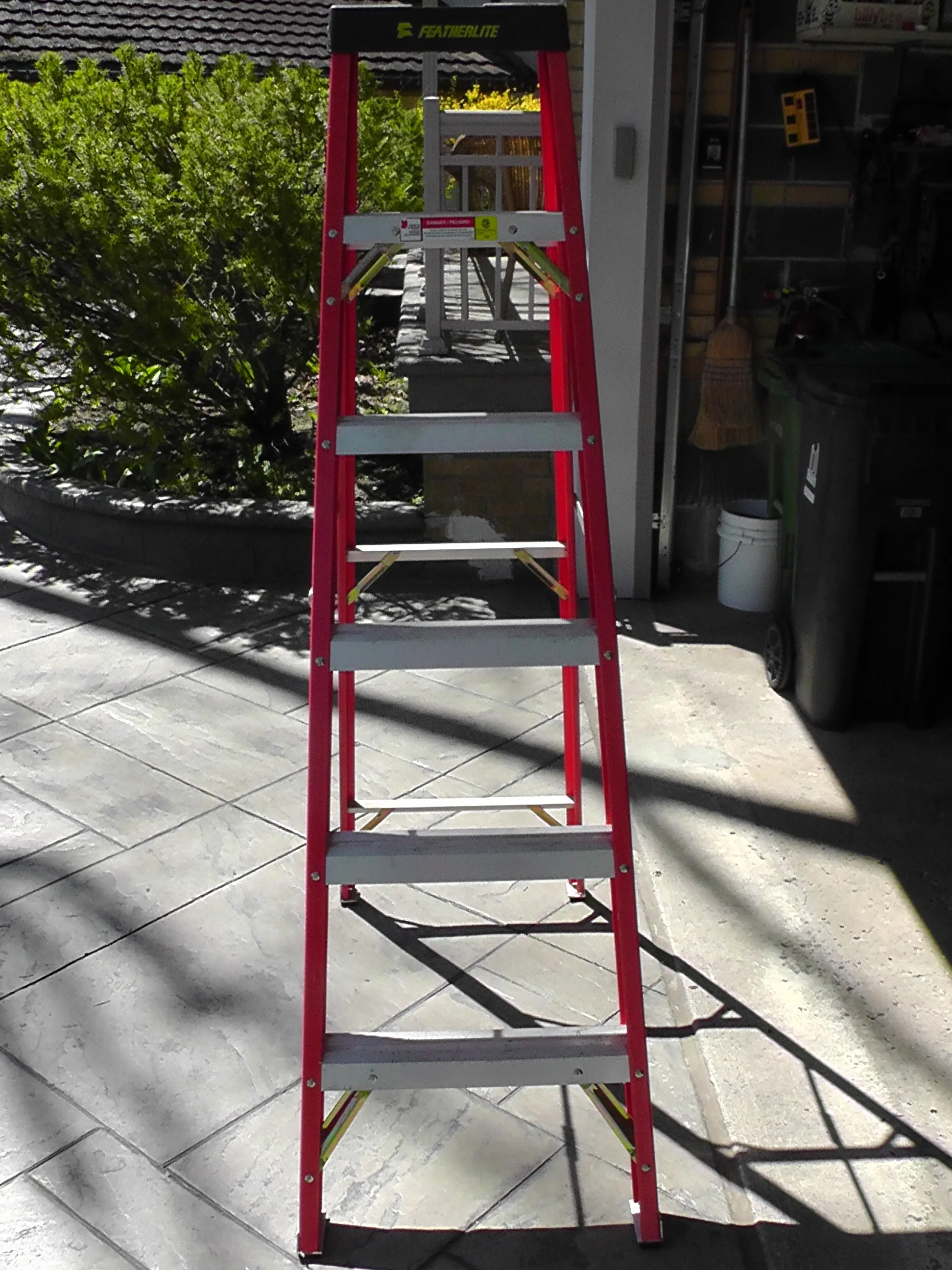 Featherlite PRO 6-foot step ladder image indicator(4)