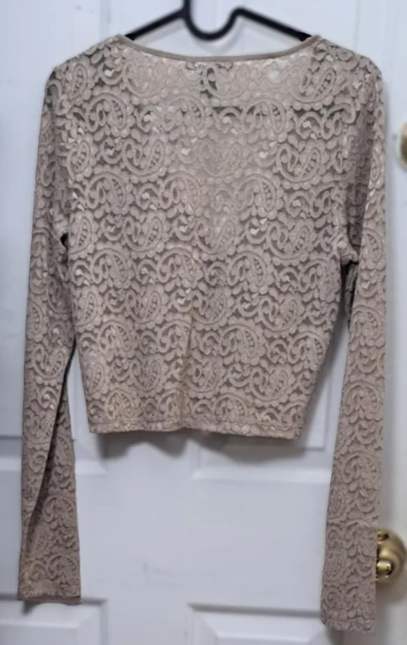 New Women's Floral Lace LS Beige V-Neck Crop Tops image indicator(2)