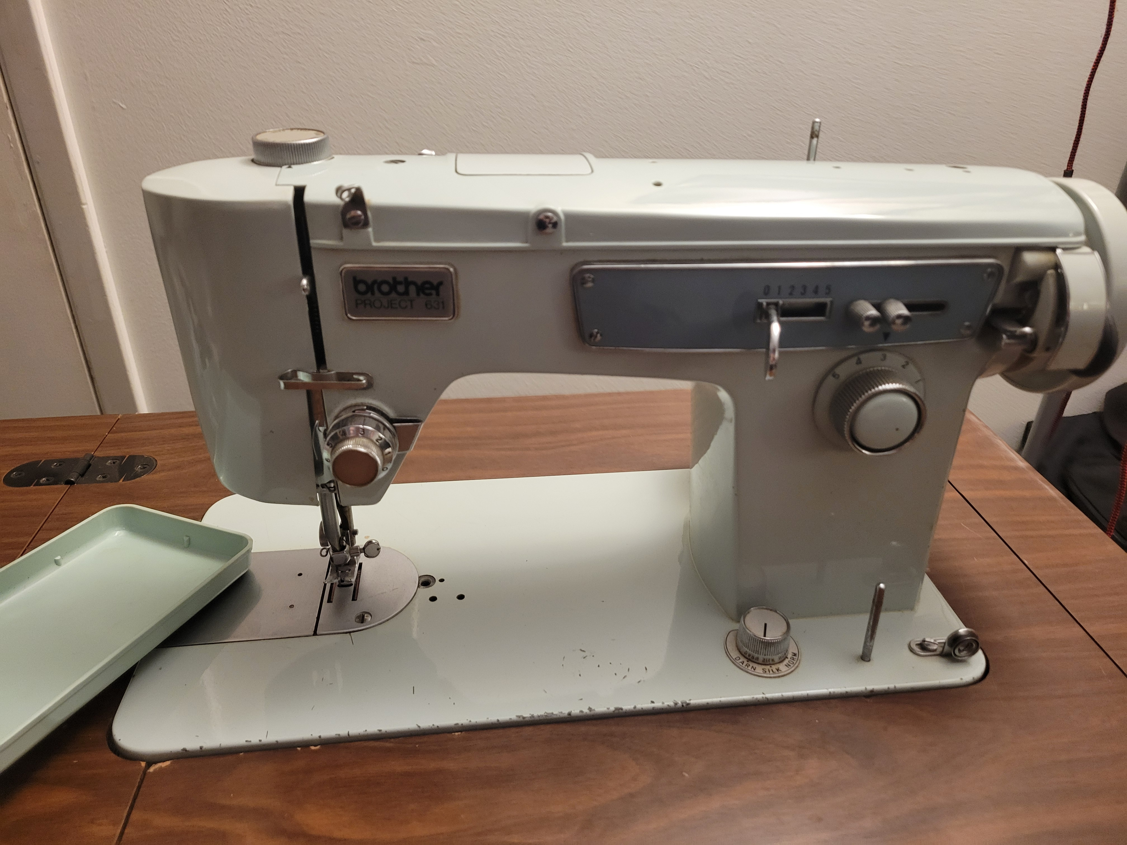 Vintage Sewing Machine Table with Machine – FREE