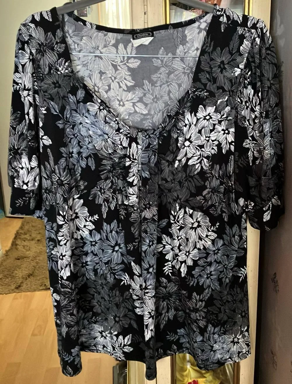 Women Top Black and White Flowers - Size 1X
