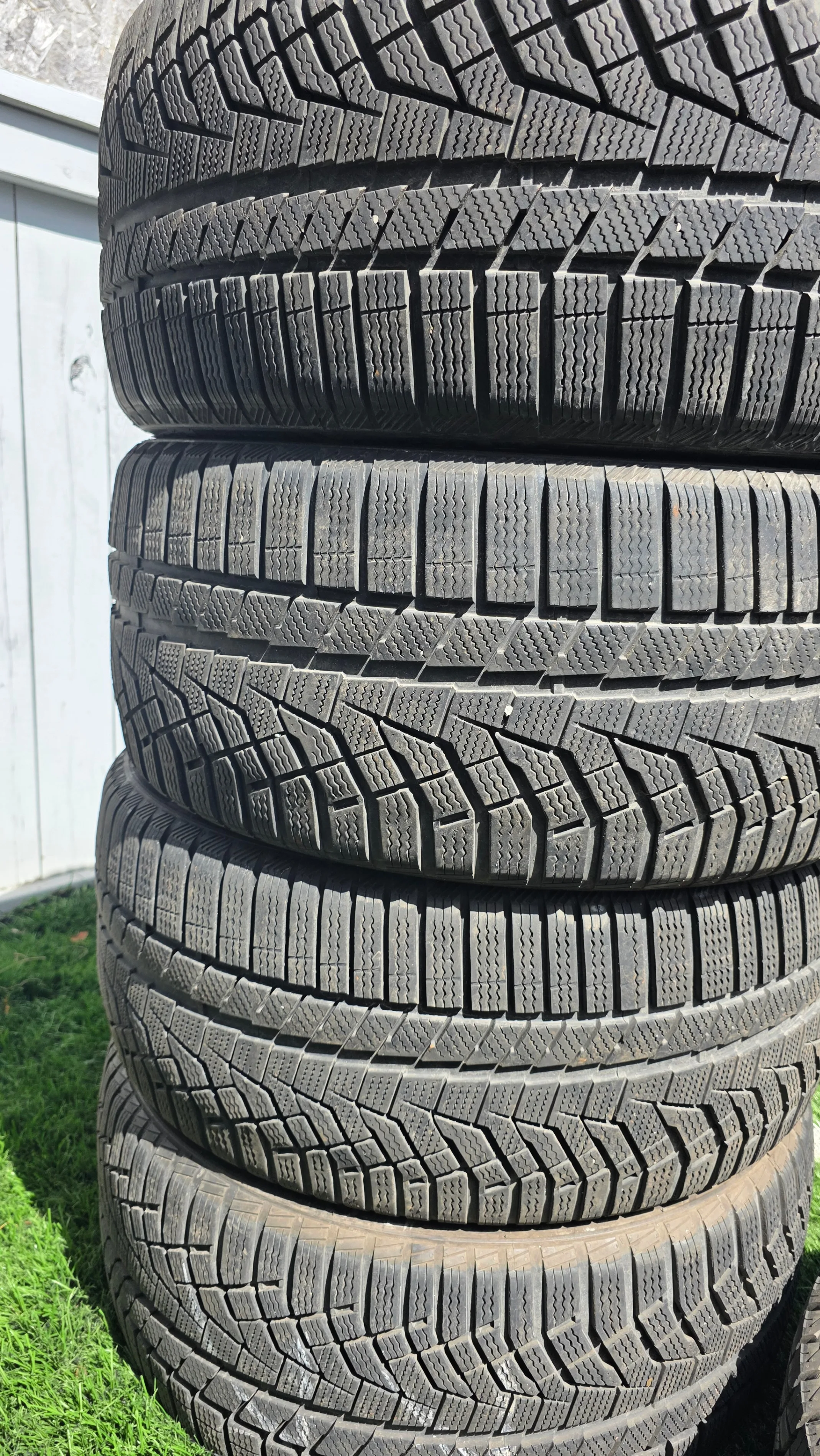 255/40/19 Rovelo winter tires thumbnail