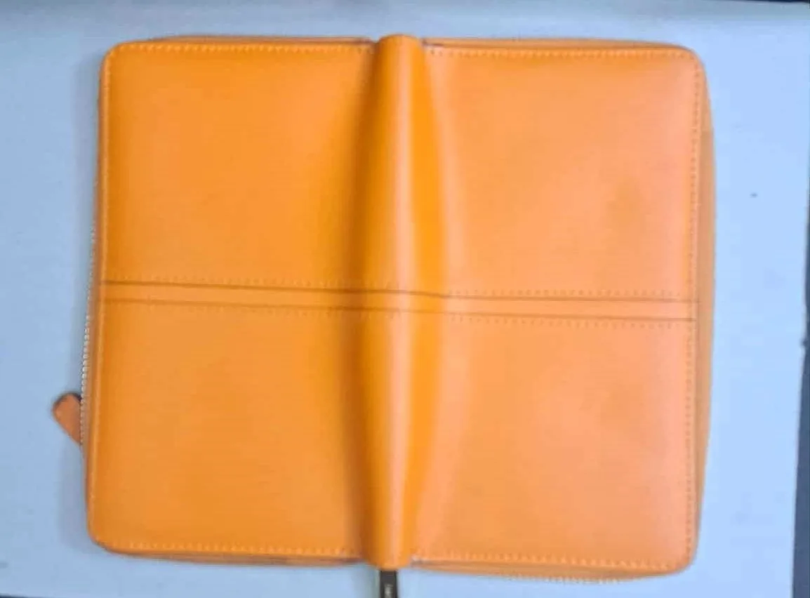 Danier Genuine Leather Everyday Wallet with 16 card slots image indicator(3)