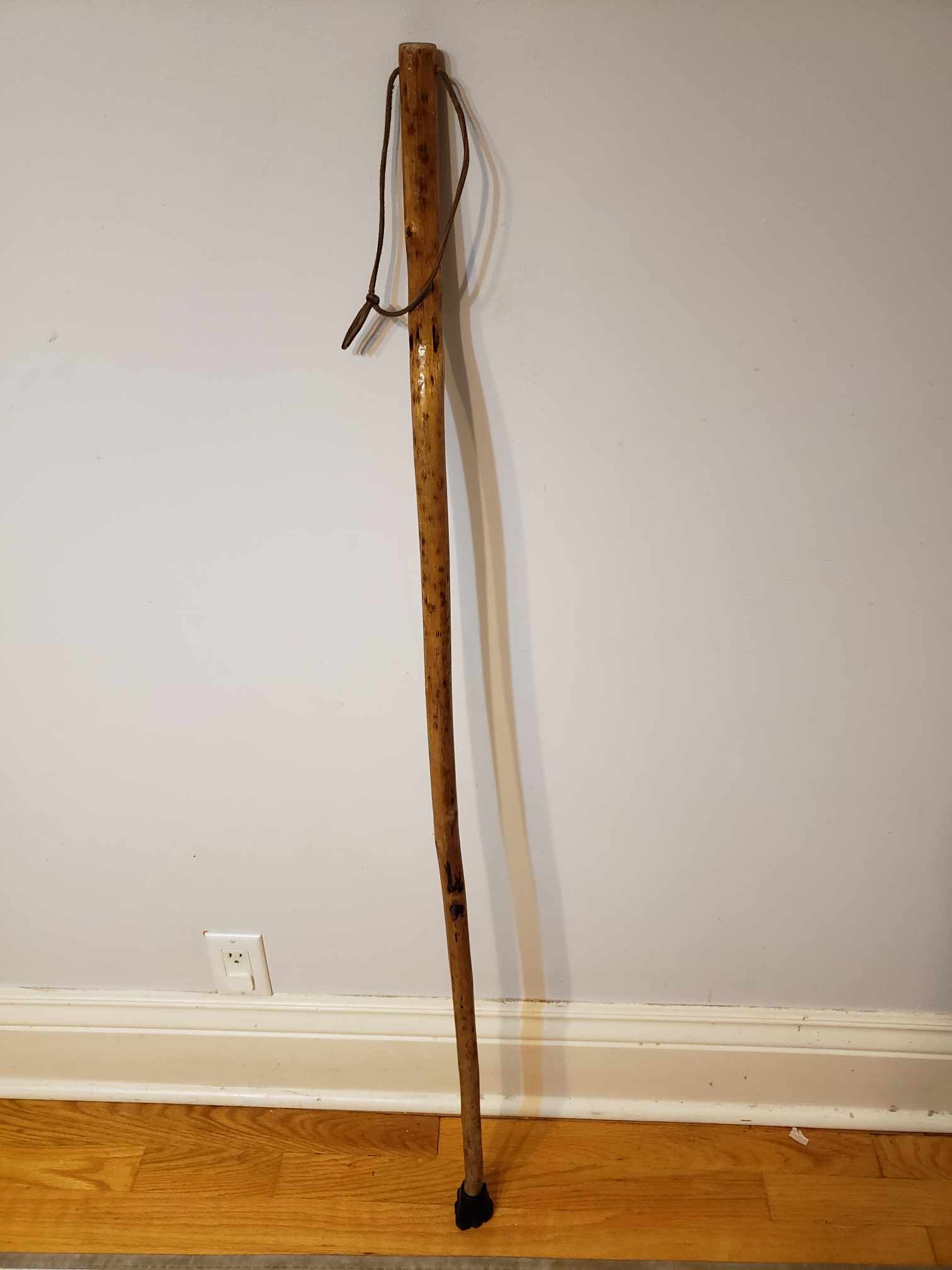 Antique hardwood walking stick with leather strap 4 feet long - photo 2