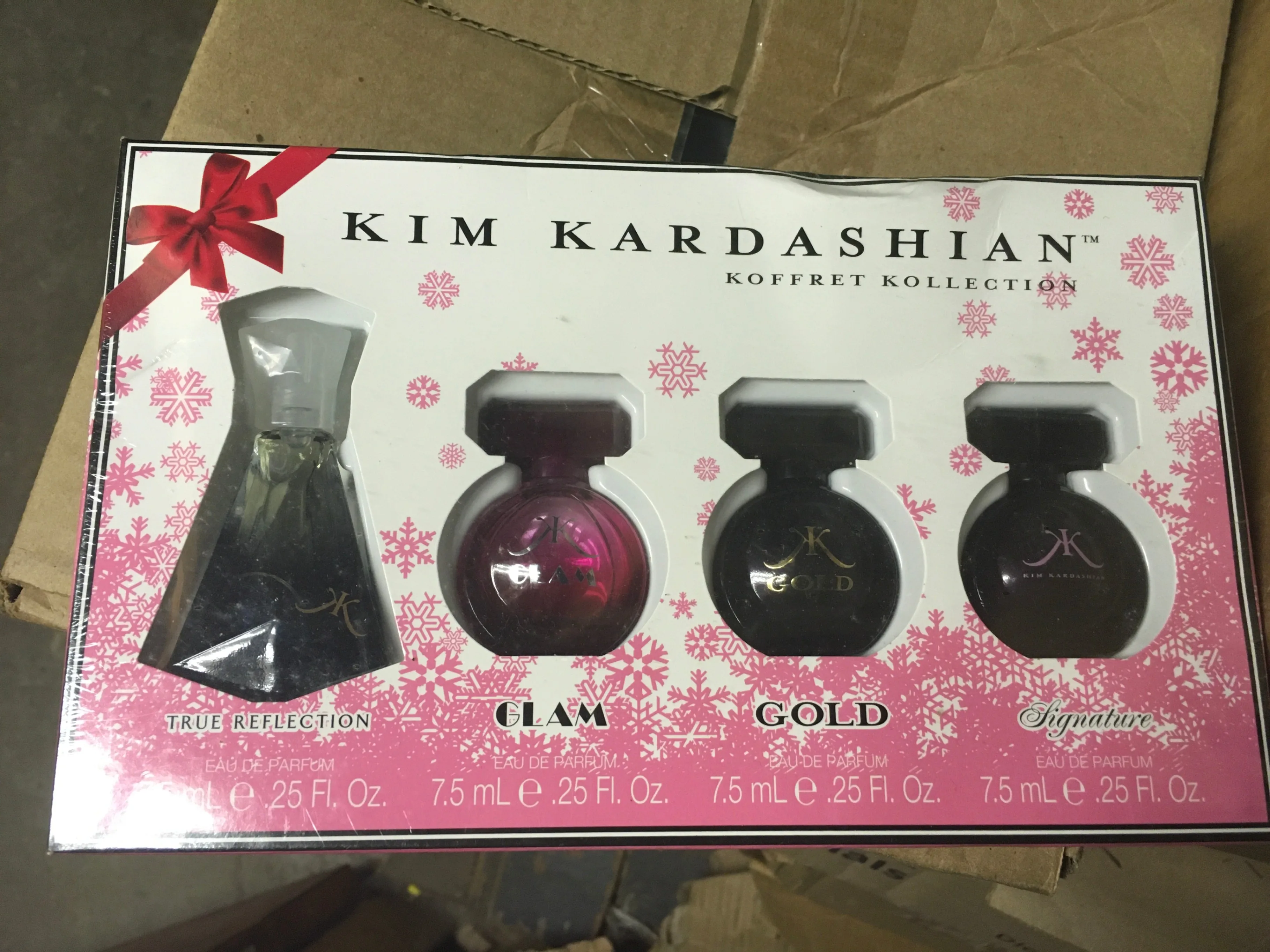 Kim Kardashian Koffret: Luxe 4-Piece Mini Perfume Gift Set thumbnail