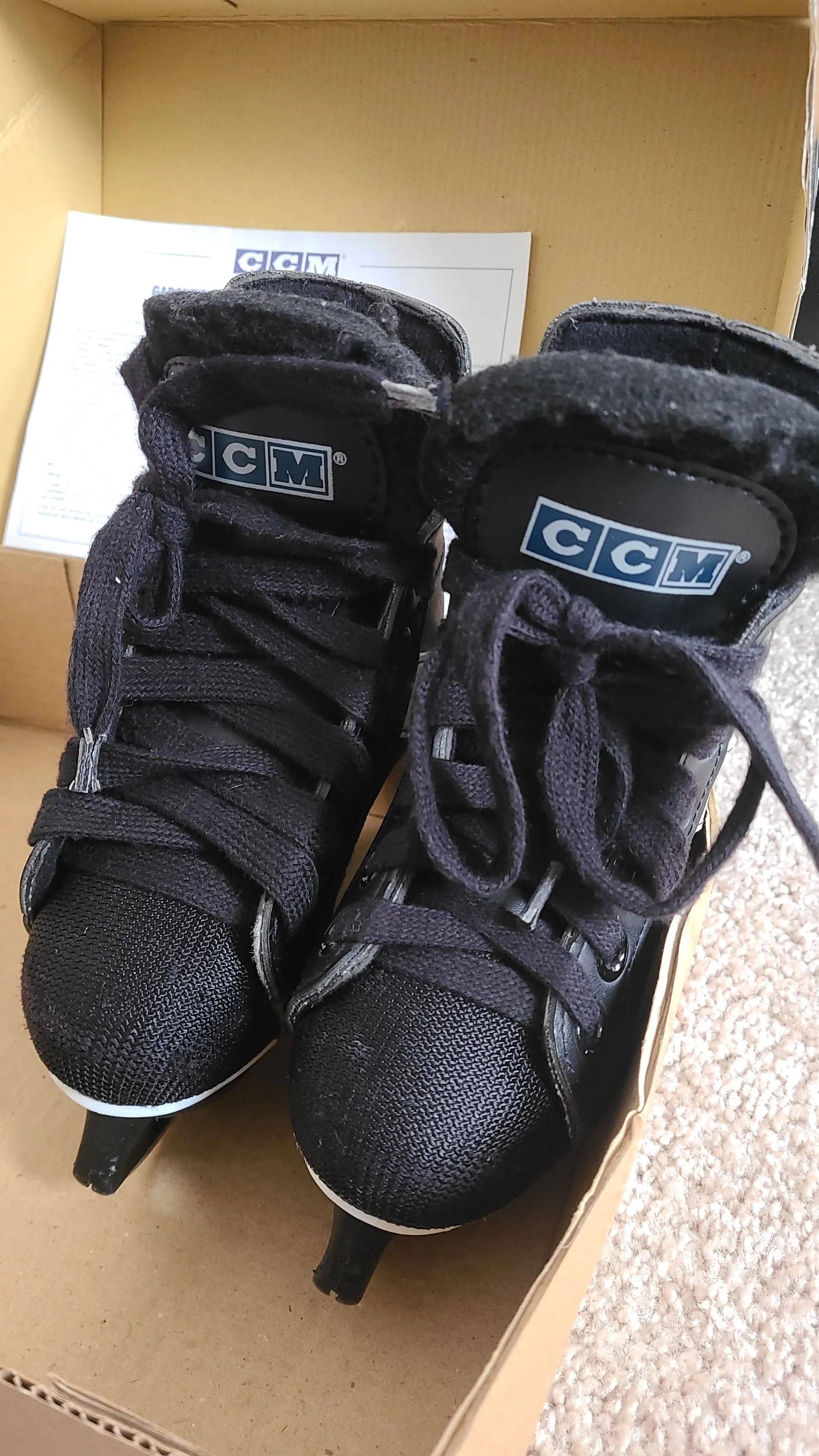 CCM hockey skates - Kids Size 8 image indicator(6)