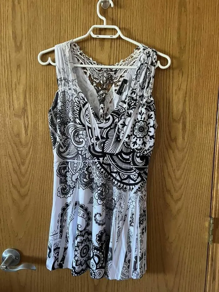 NEW WITHOUT TAGS PRETTY WOMAN FLOWY SUMMER TANK TOP thumbnail