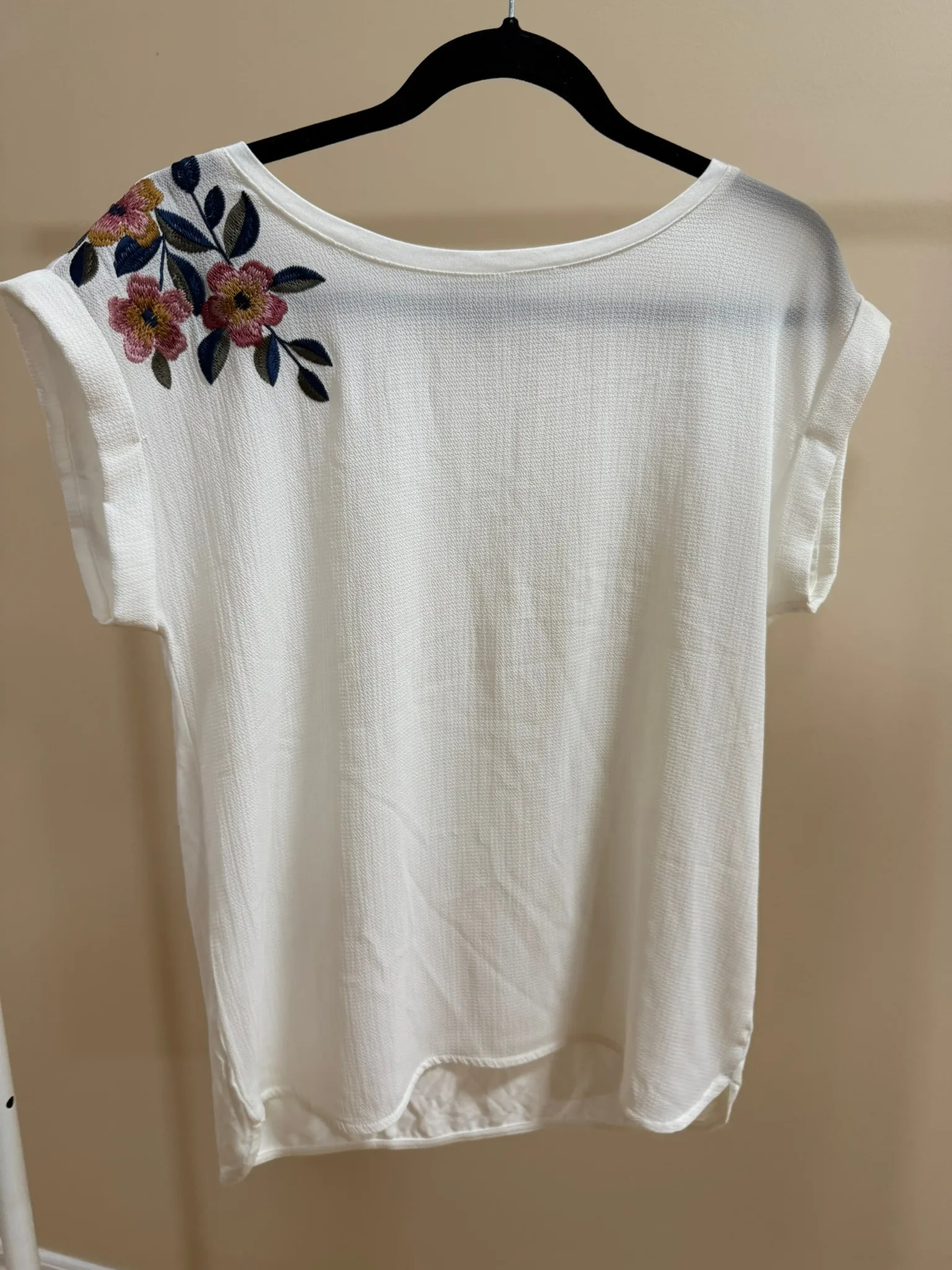 RW&CO. White Floral Embroidered T-shirt - Size M thumbnail
