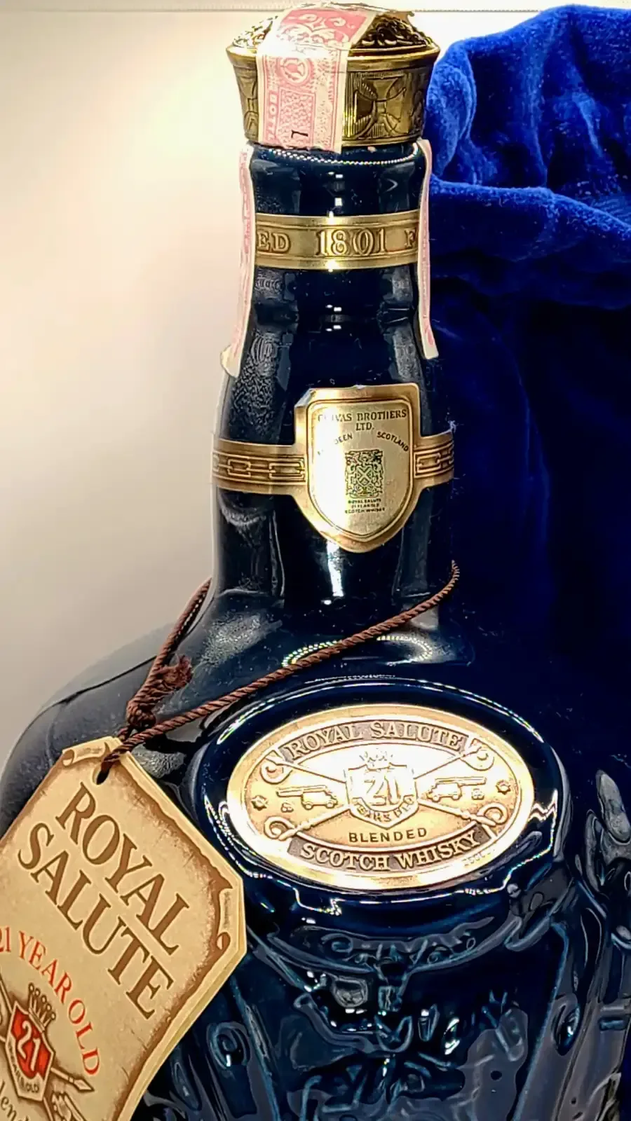 Royal Salute whisky (sapphire) bottle (Stock: 1 left) image indicator(3)