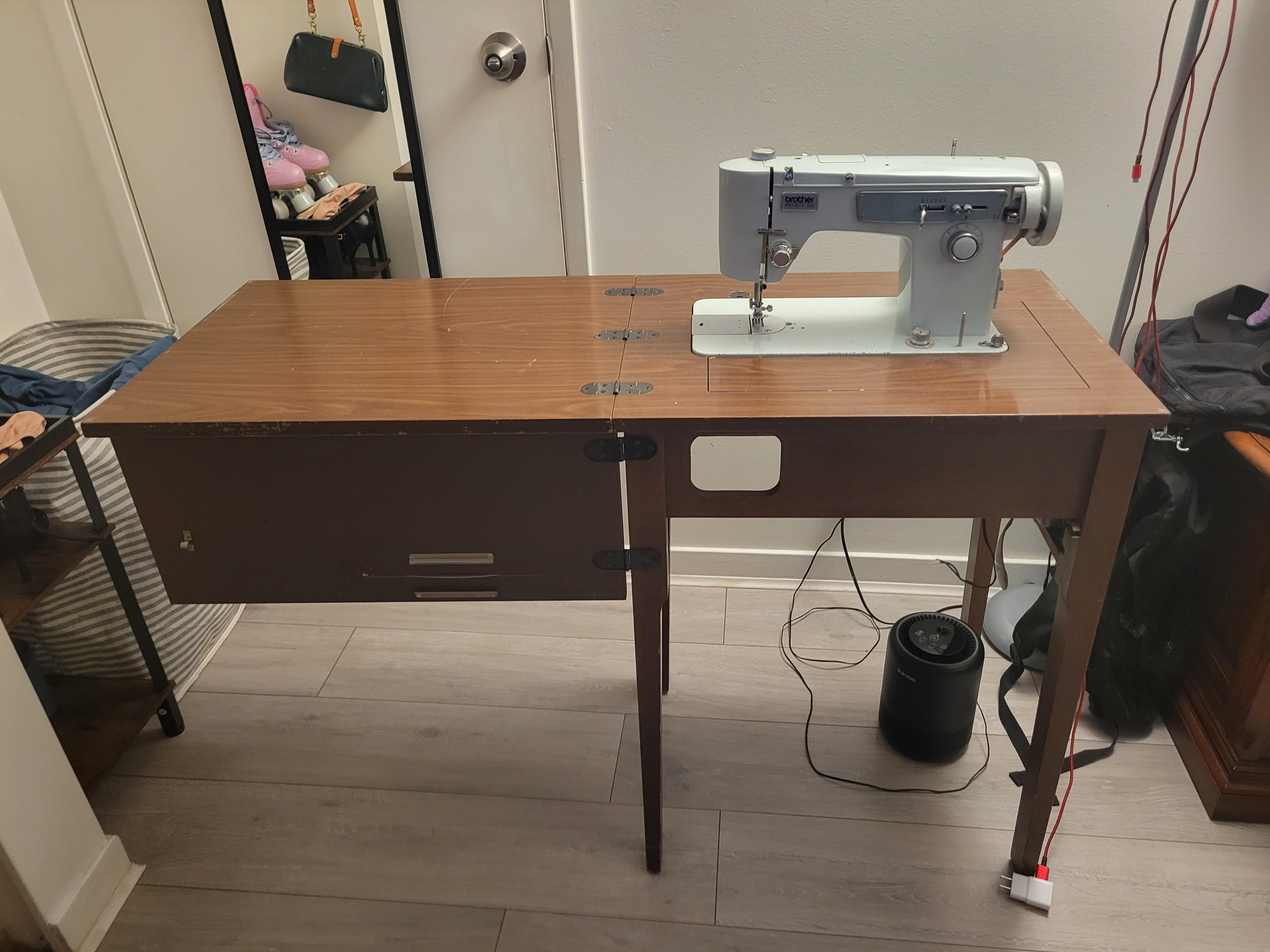 Vintage Sewing Machine Table with Machine – FREE - photo 2