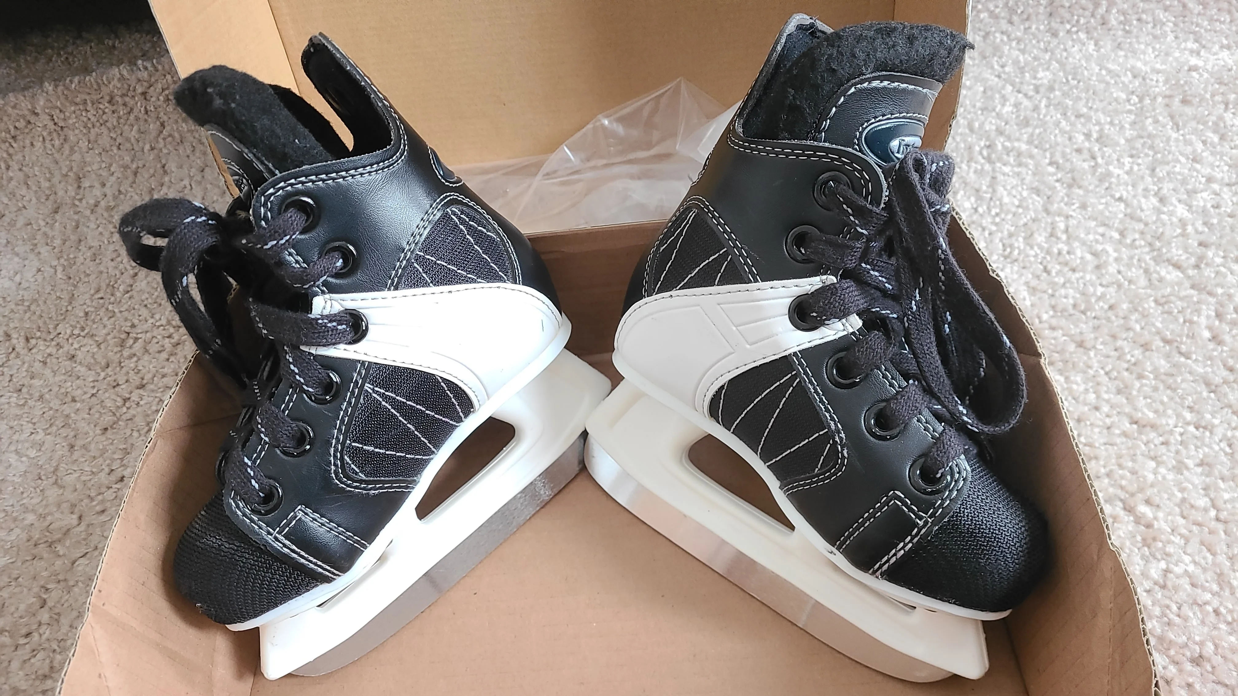 CCM hockey skates - Size 9J (1 pair) thumbnail