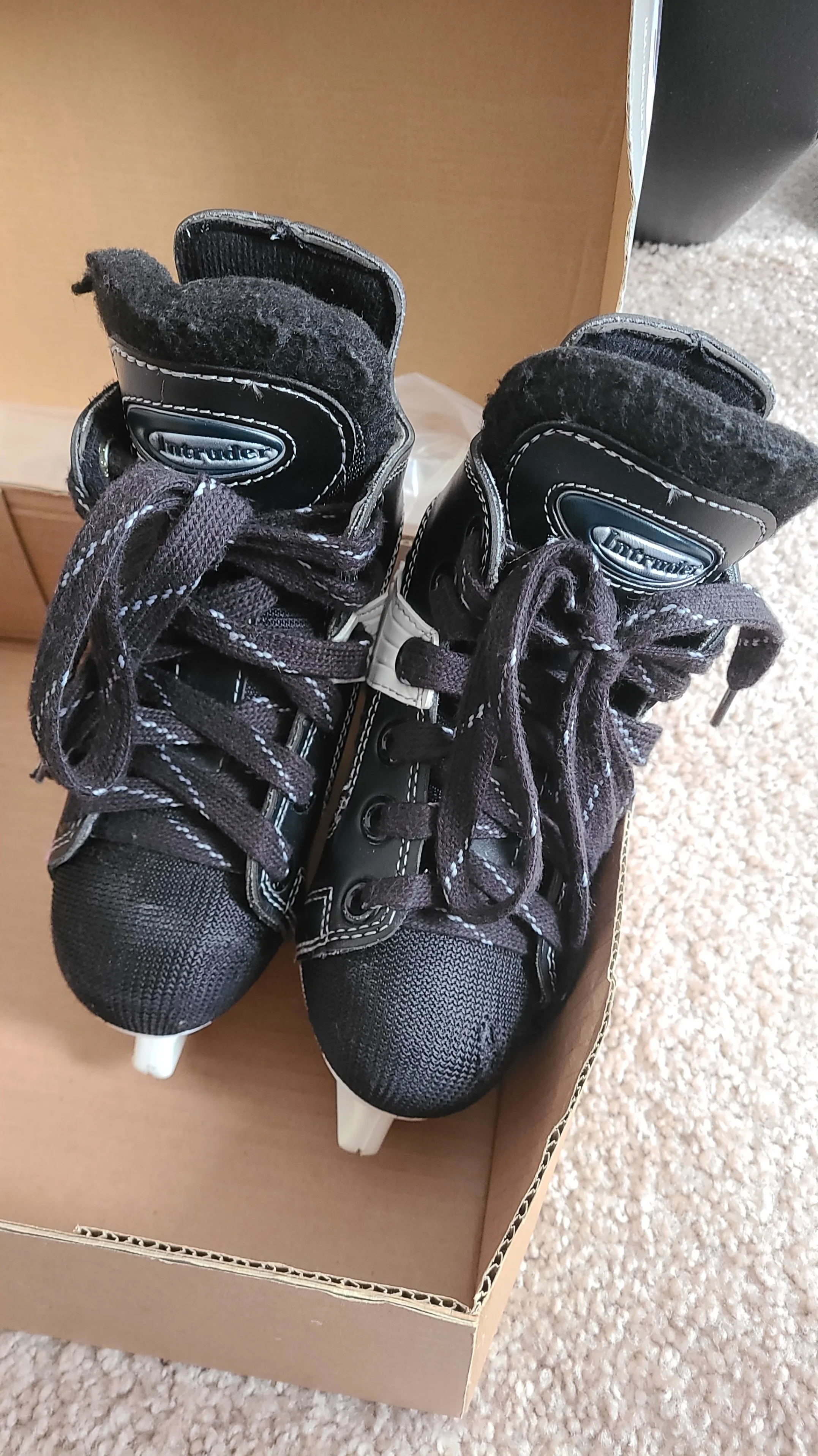 CCM hockey skates - Size 9J (1 pair) image indicator(6)