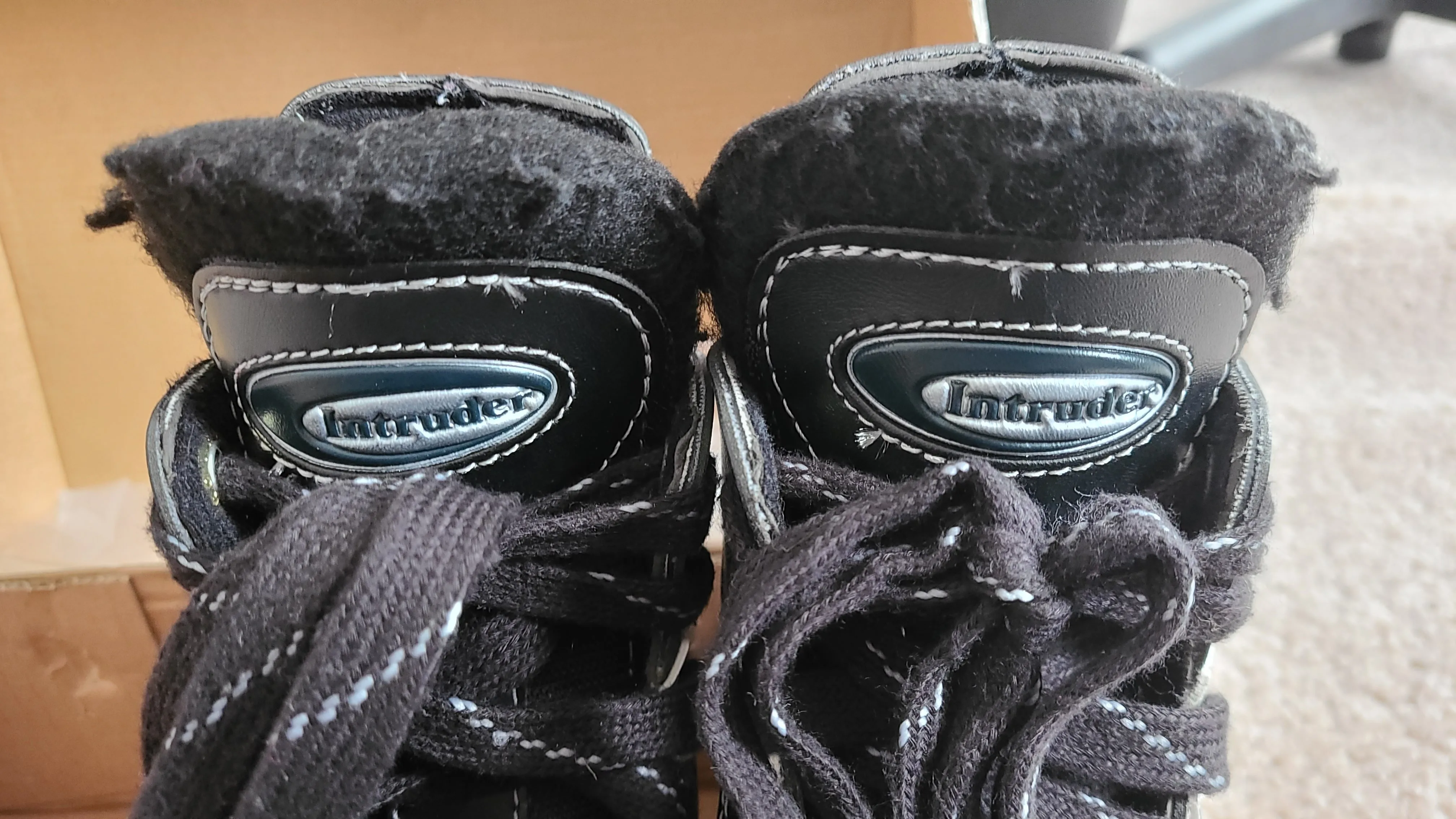 CCM hockey skates - Size 9J (1 pair) image indicator(8)