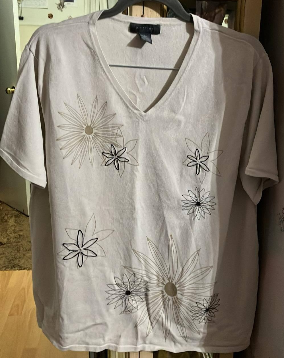 Women Top White with Gold Flowers - Size 2X