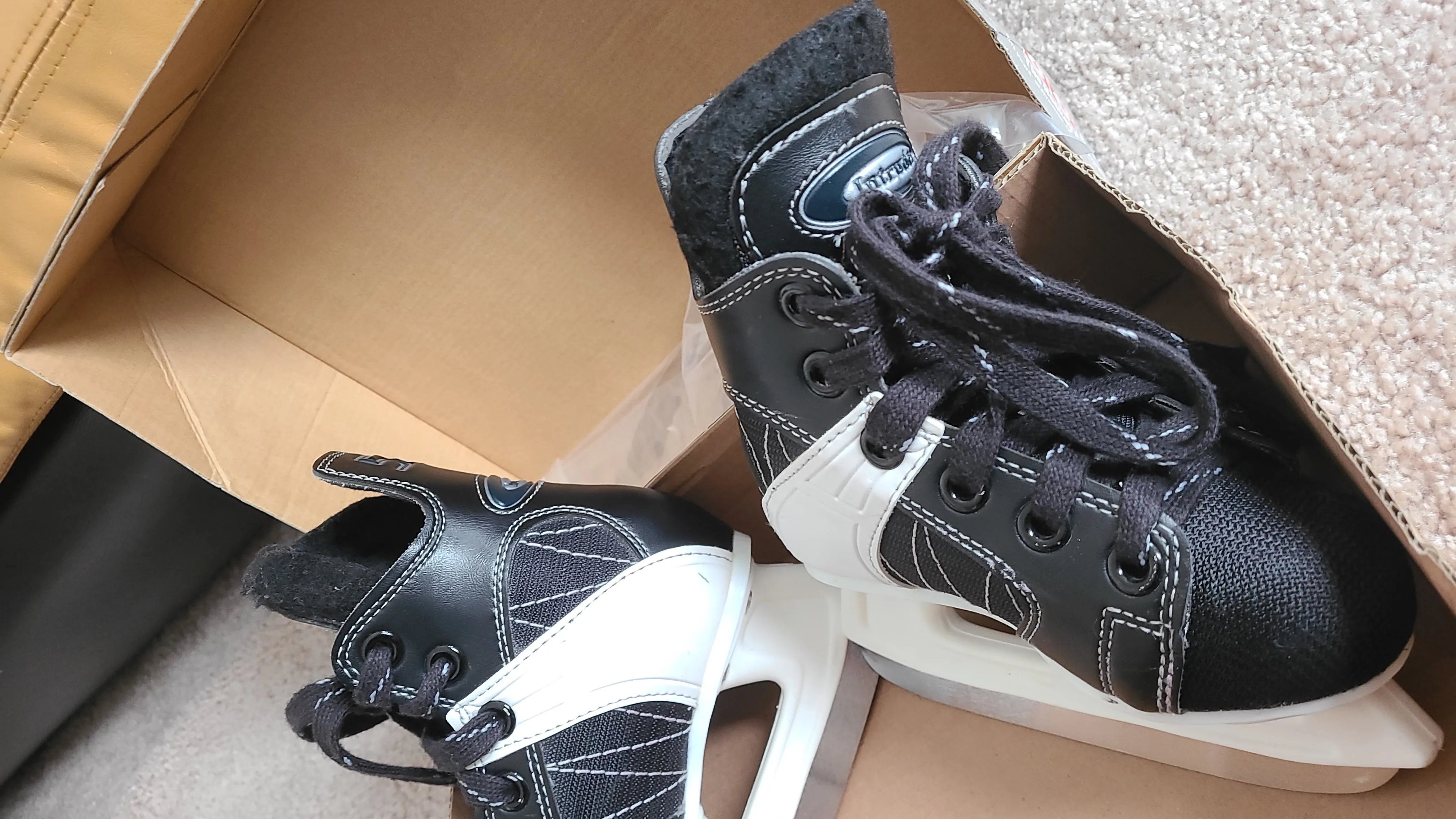 CCM hockey skates - Size 9J (1 pair) image indicator(2)