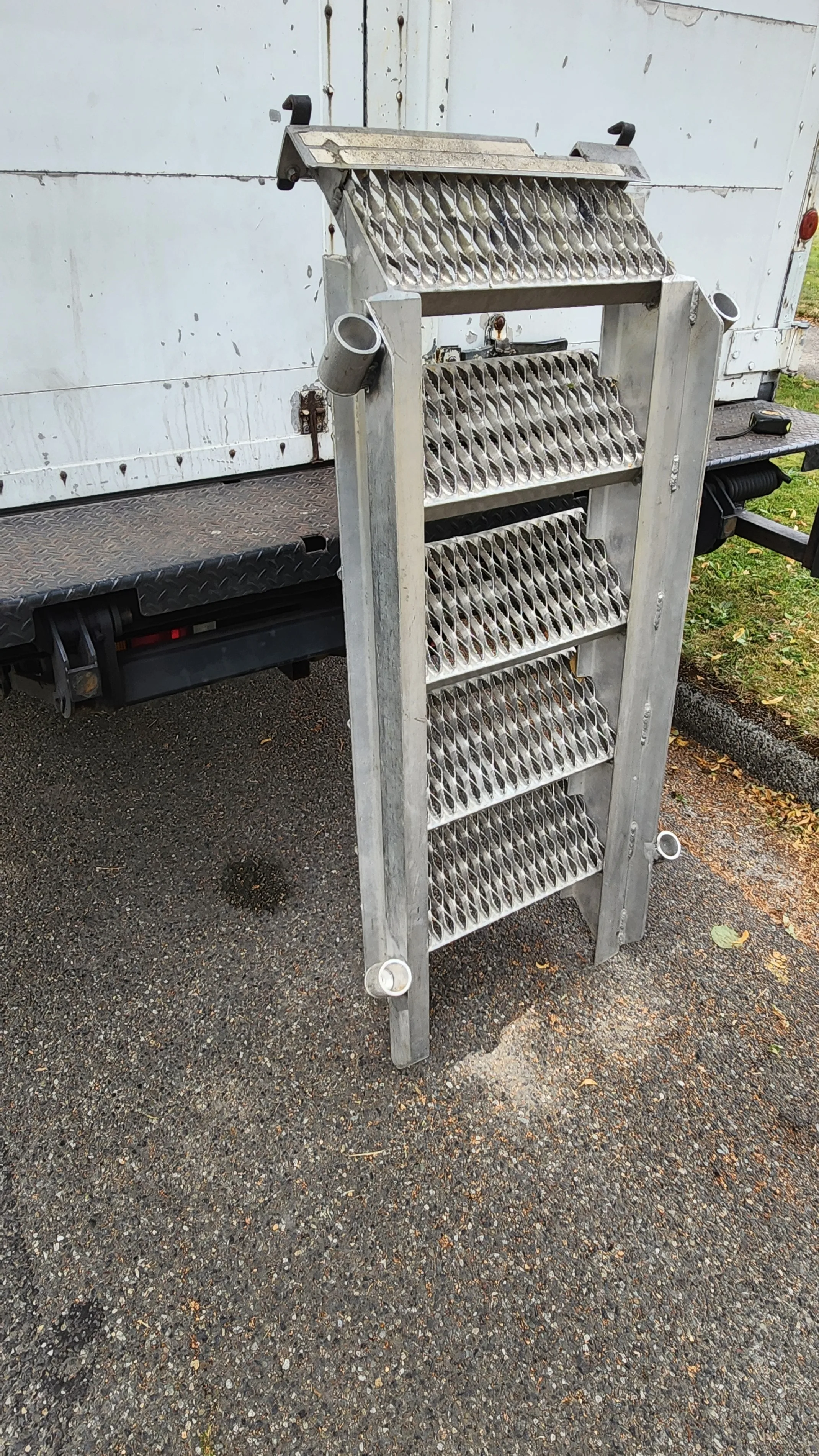 ISUZU Box Truck Step Ladder image indicator(6)