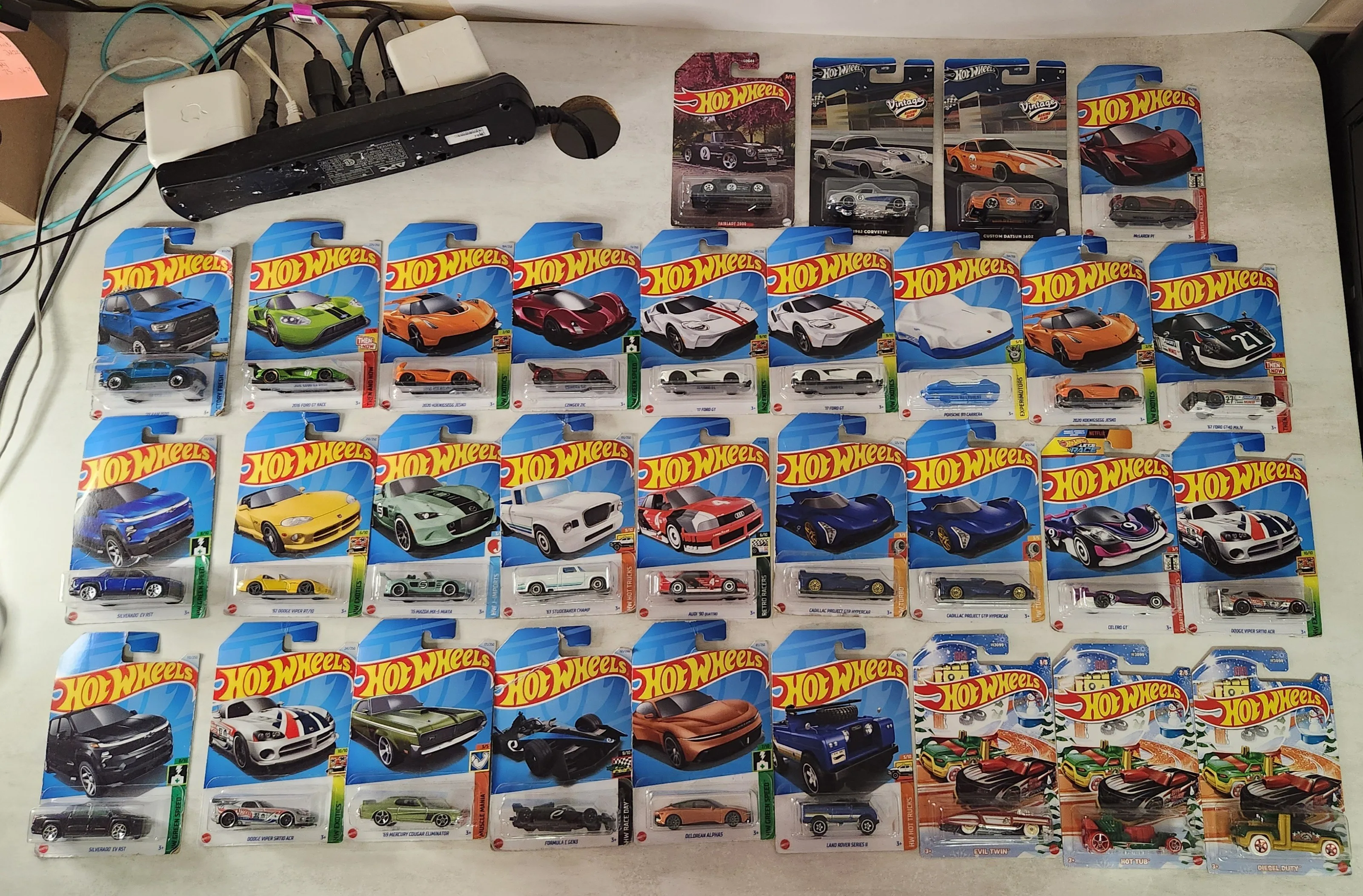 🔥 31 Hot Wheels Lot -with GEMS! Priced to FLY! ✈️ thumbnail