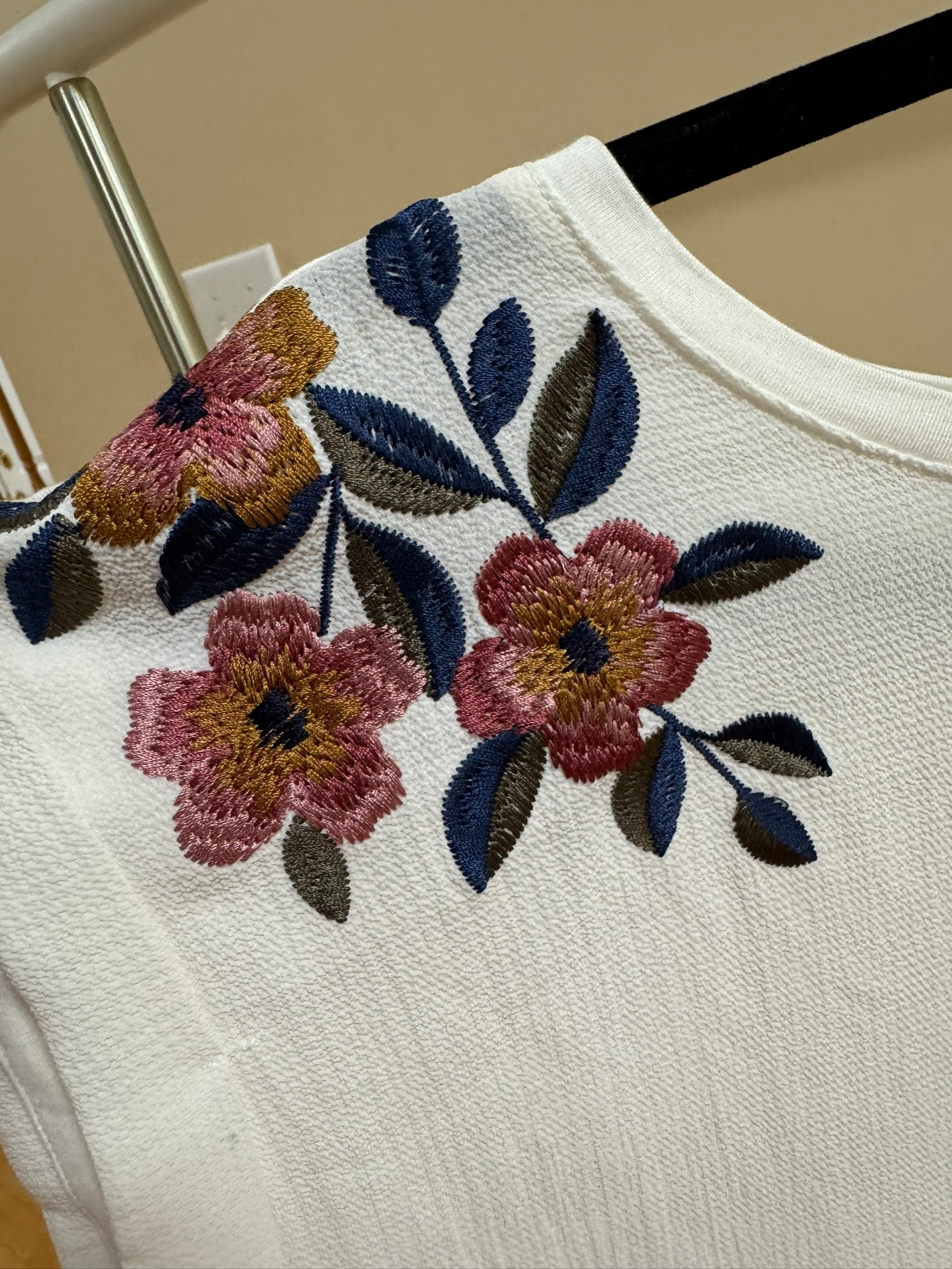 RW&CO. White Floral Embroidered T-shirt - Size M - photo 2