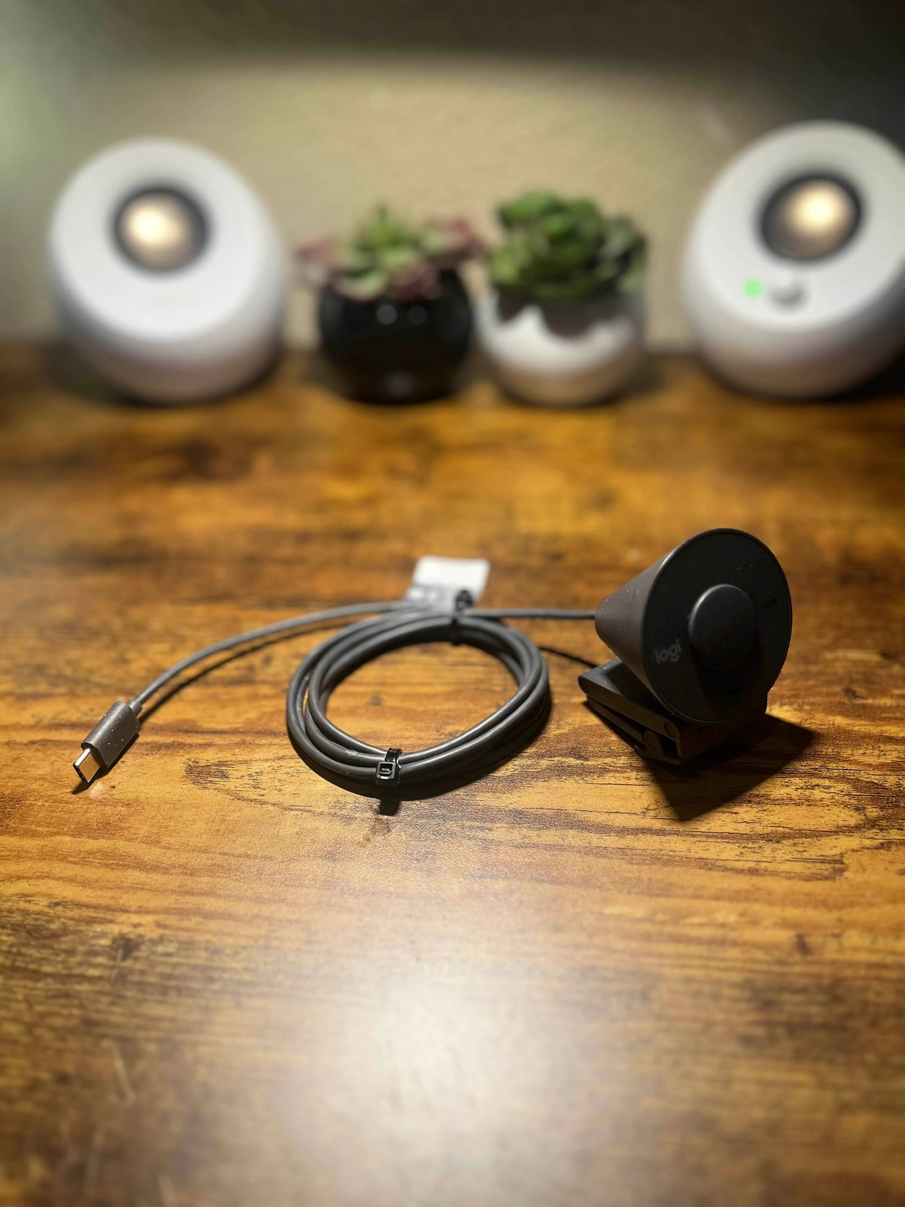 Logitech Brio 300 Full HD Webcam - Graphite thumbnail