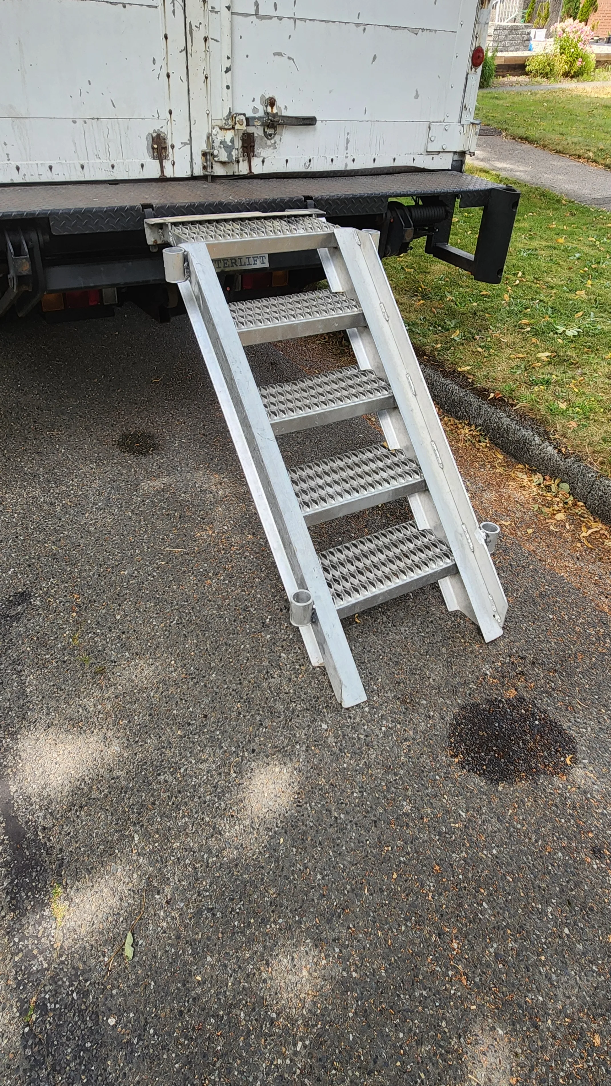 ISUZU Box Truck Step Ladder image indicator(2)