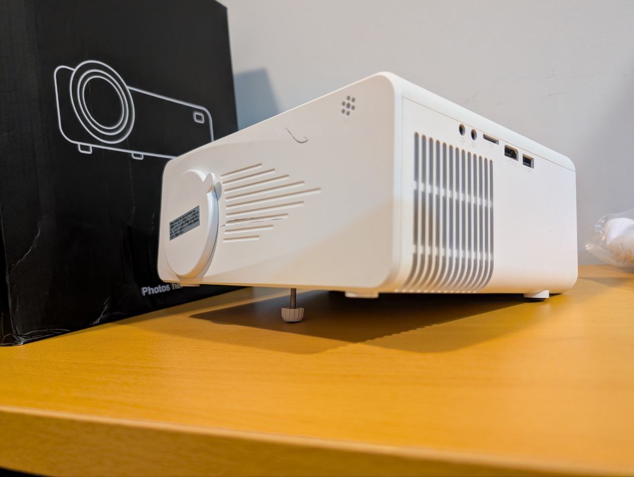 Mini projector with projector screen - photo 3