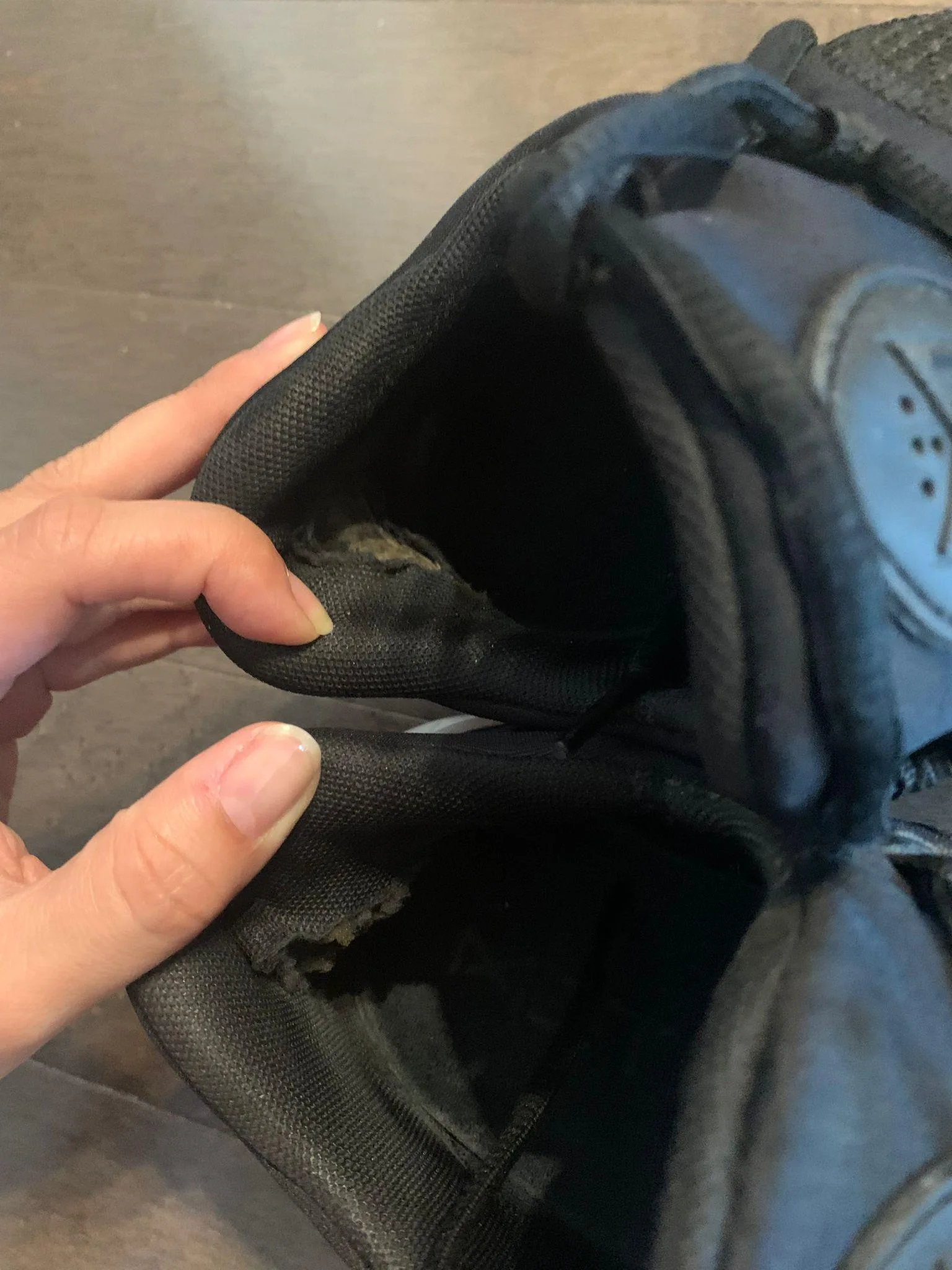 Nike sneakers ***with signs of wear*** image indicator(2)