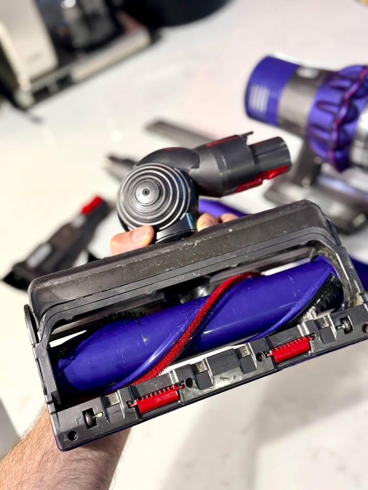 Dyson v10 + accessories kit! Like new! - photo 4