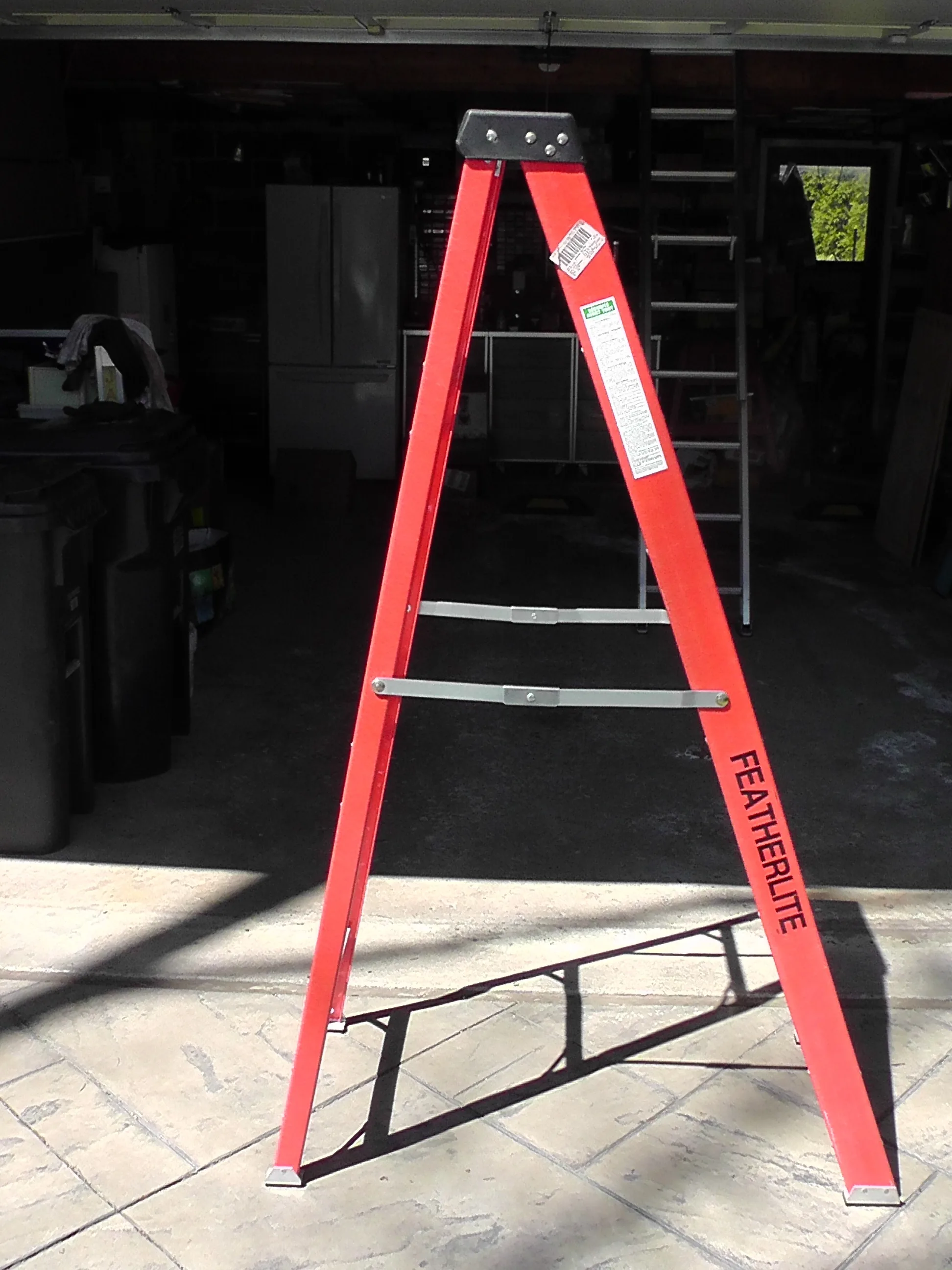 Featherlite PRO 6-foot step ladder image indicator(2)