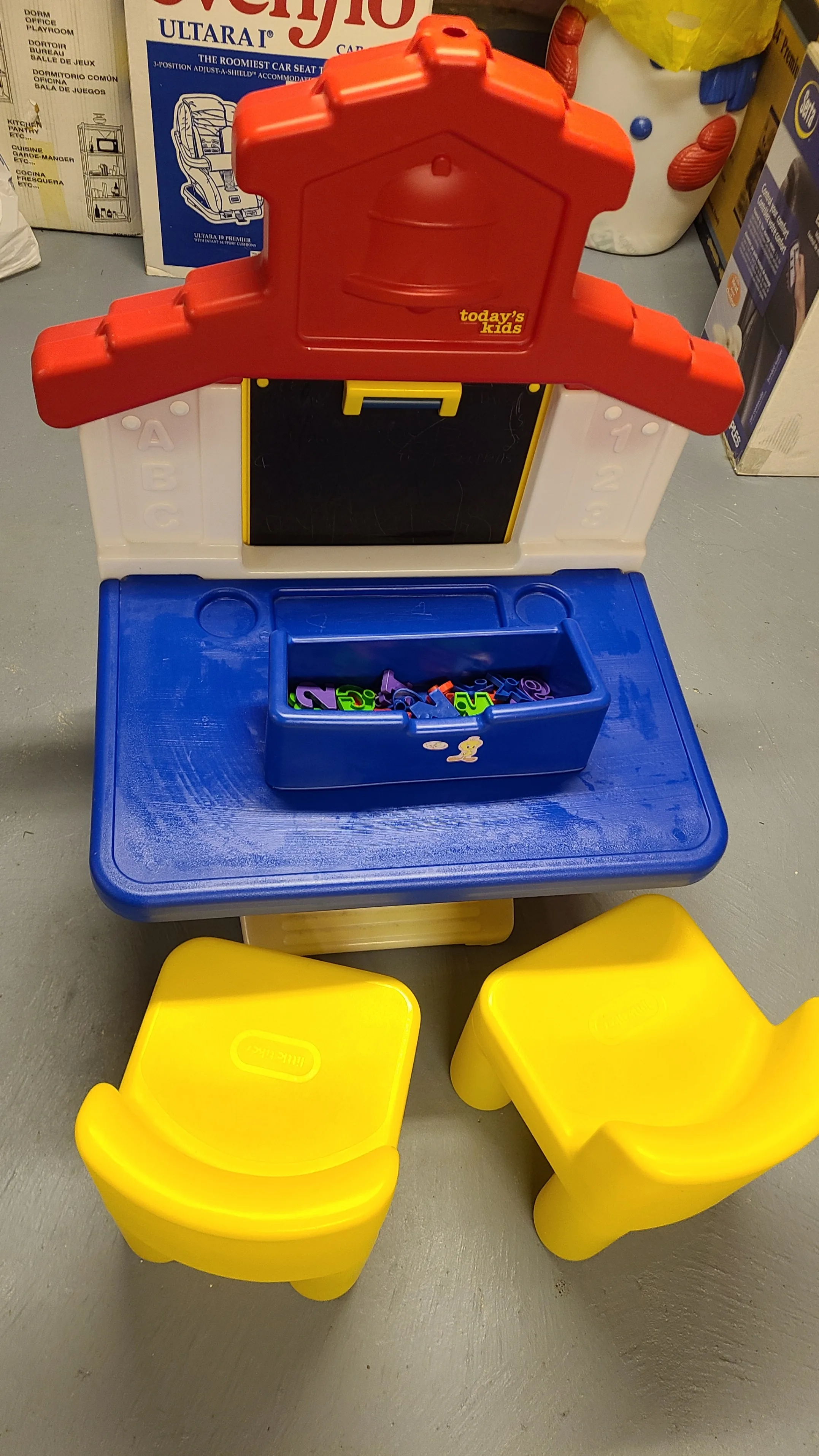 Today's toddlers toy table with chairs image indicator(4)