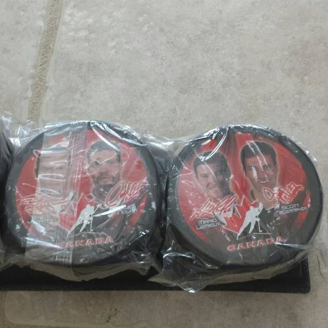 2002 McDonald’s Team Canada Hockey Puck Set – Sealed image indicator(5)
