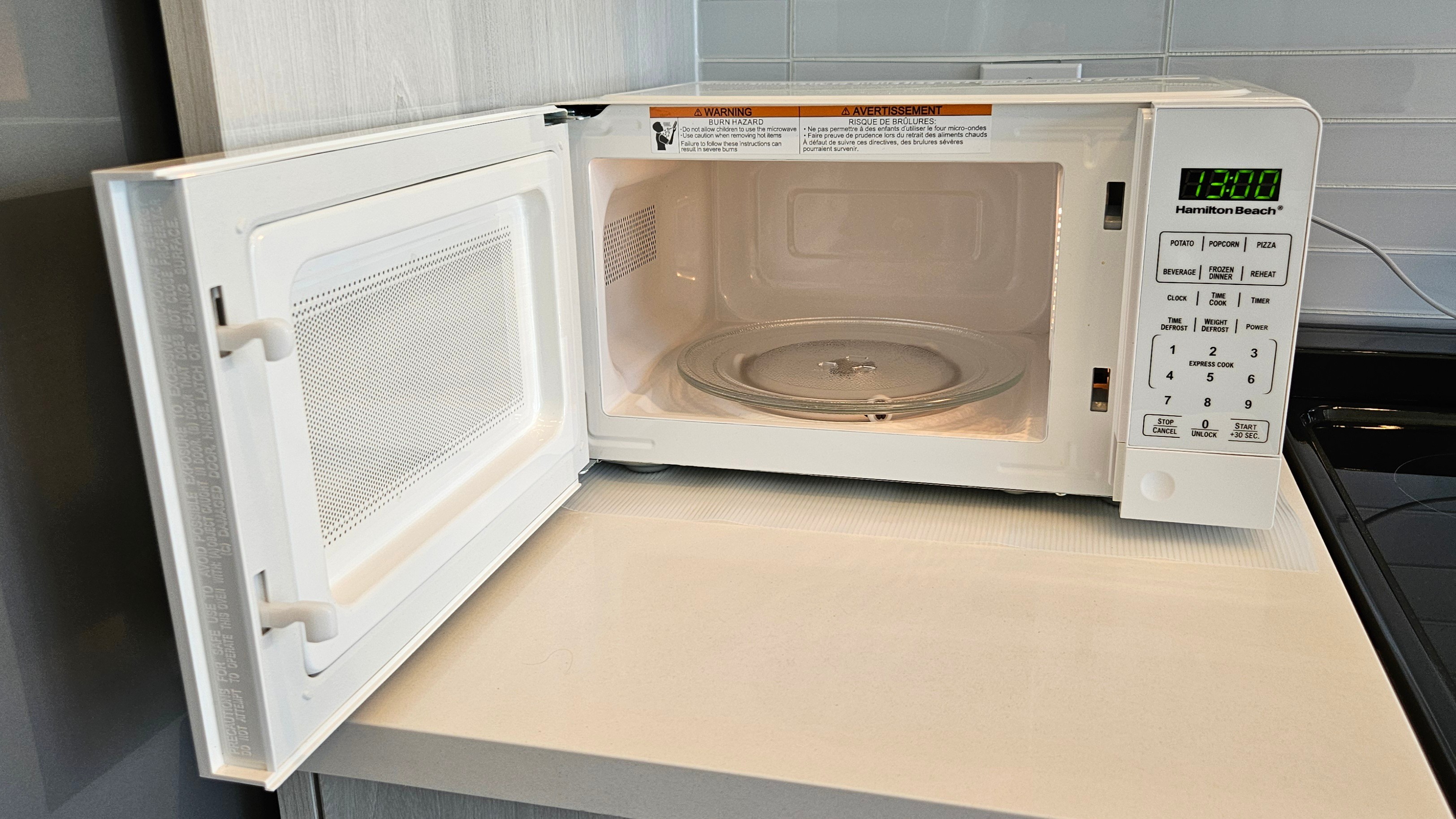Microwave Hamilton Beach 0.7 cu ft - Compact Size - photo 2