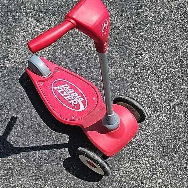 Radio Flyer Scooter – Red 3-Wheel Toddler Scooter - photo 2