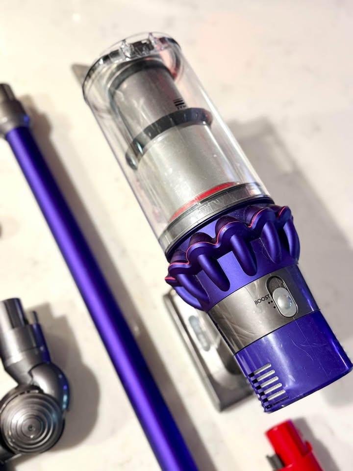 Dyson v10 + accessories kit! Like new! - photo 5