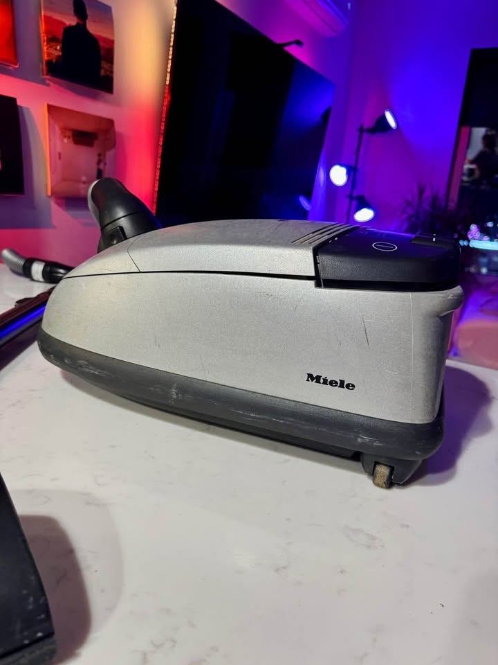 Miele Aluminum S548 vacuum. Great condition! - photo 3