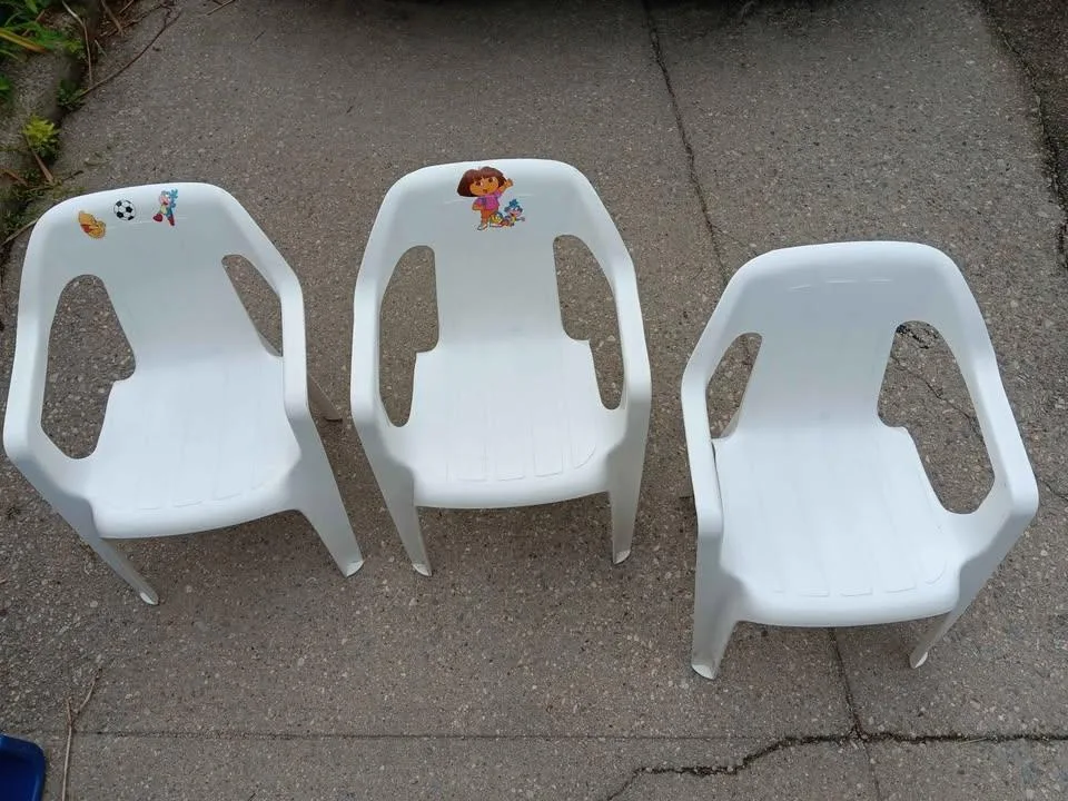 3 WHITE PLASTIC KIDS CHAIRS thumbnail