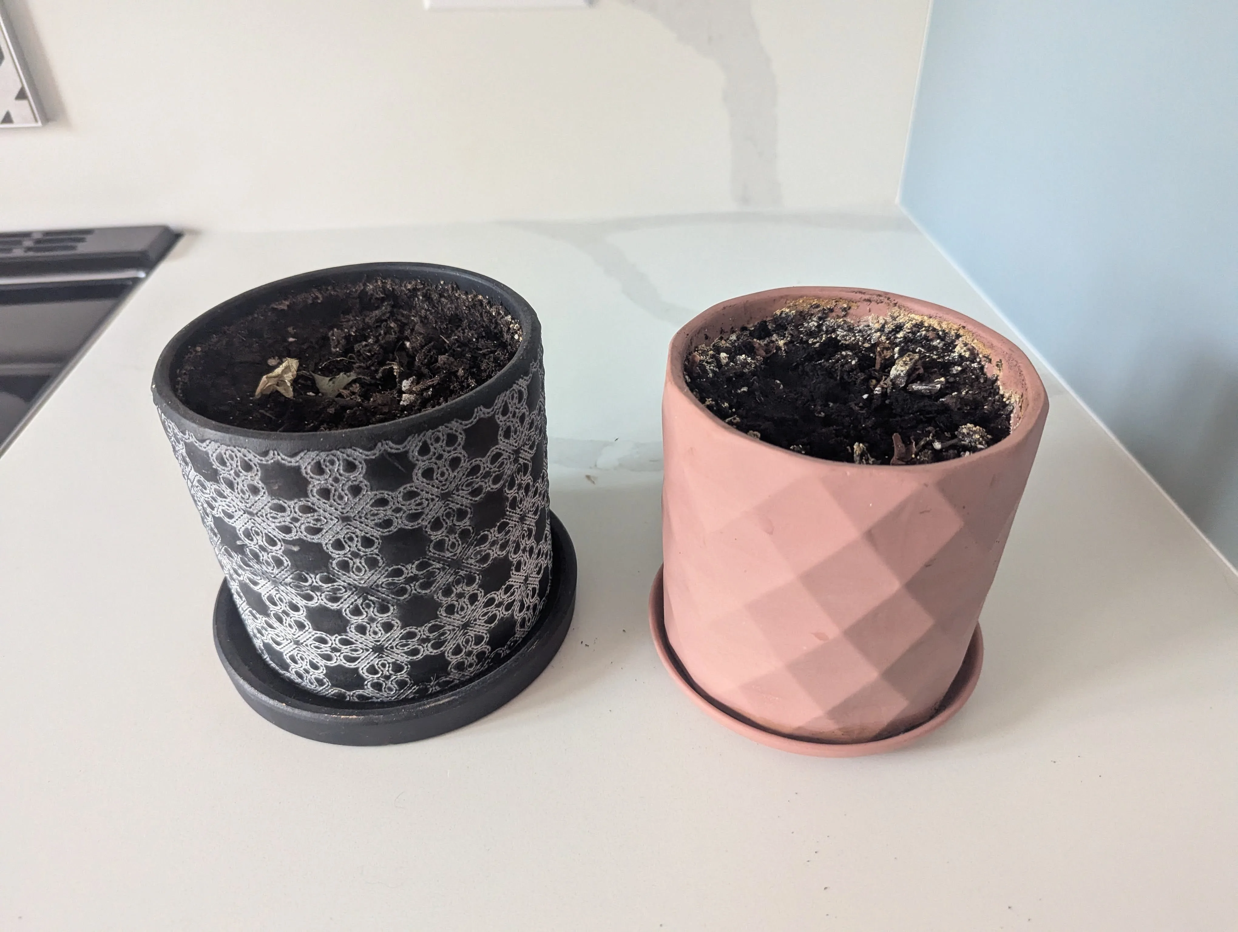 Set of 2 Ceramic Planters with Saucers image indicator(2)