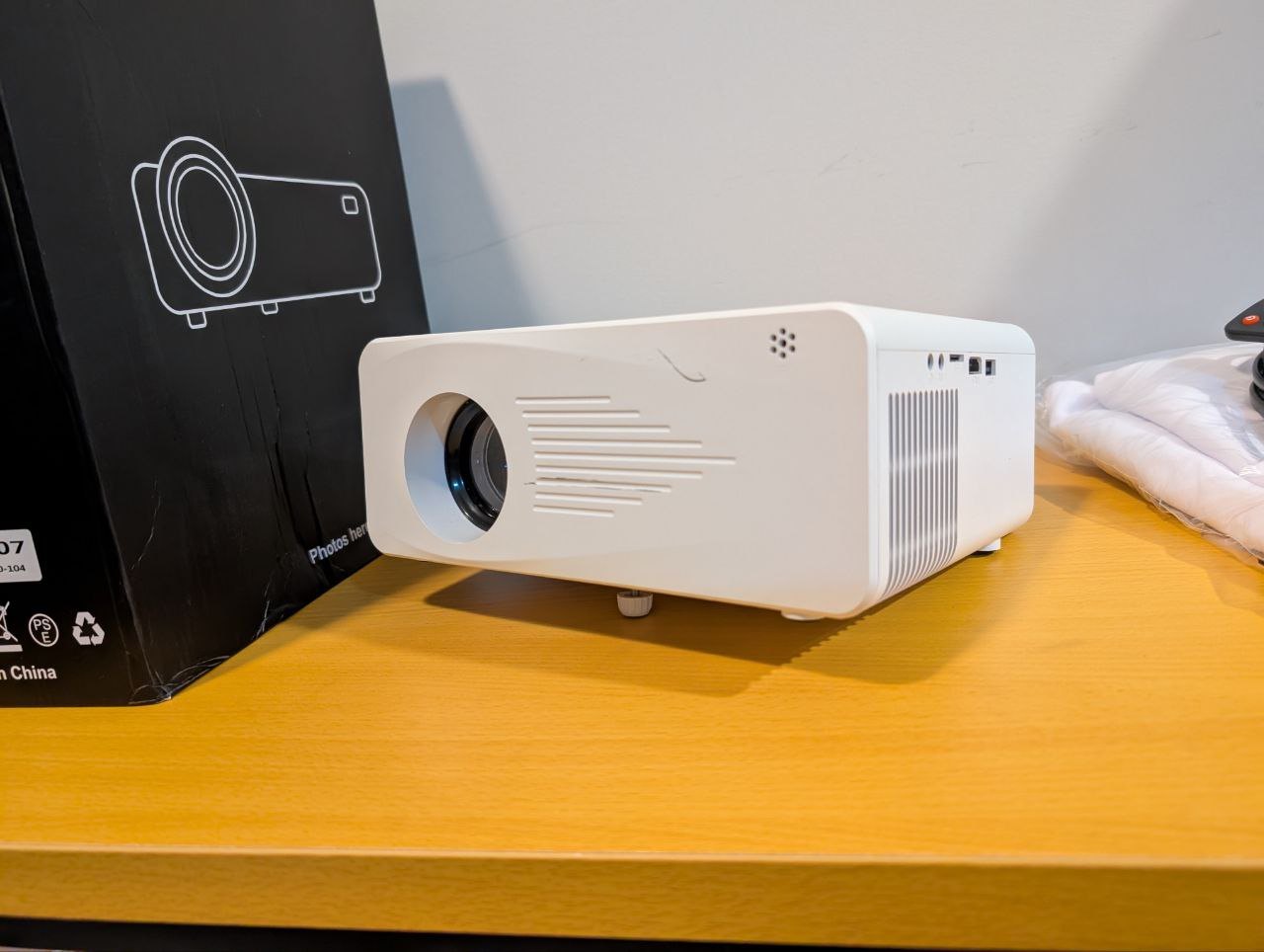 Mini projector with projector screen - photo 2
