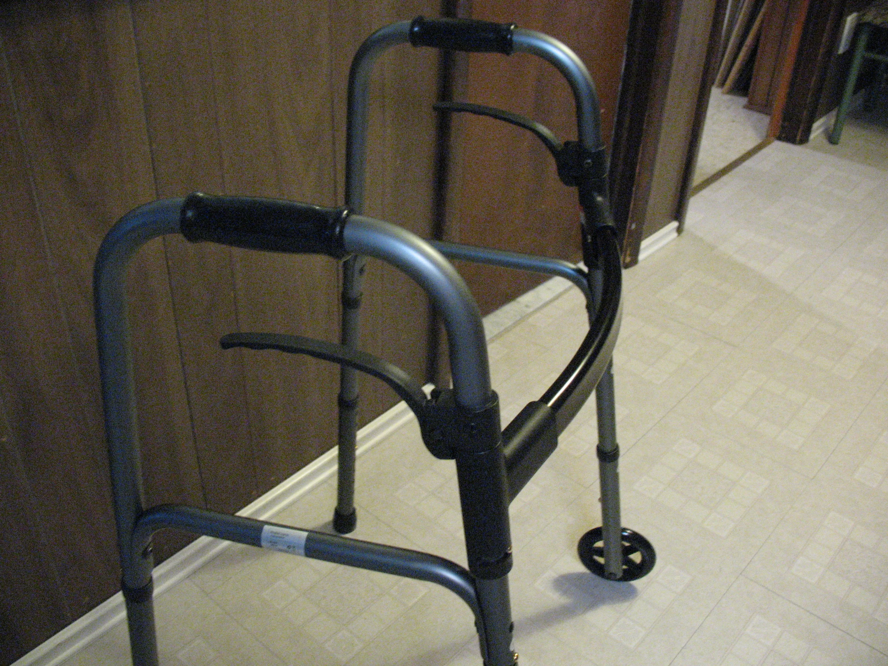 Adult Adjustable Aluminum Walker, BRAND NEW image indicator(8)