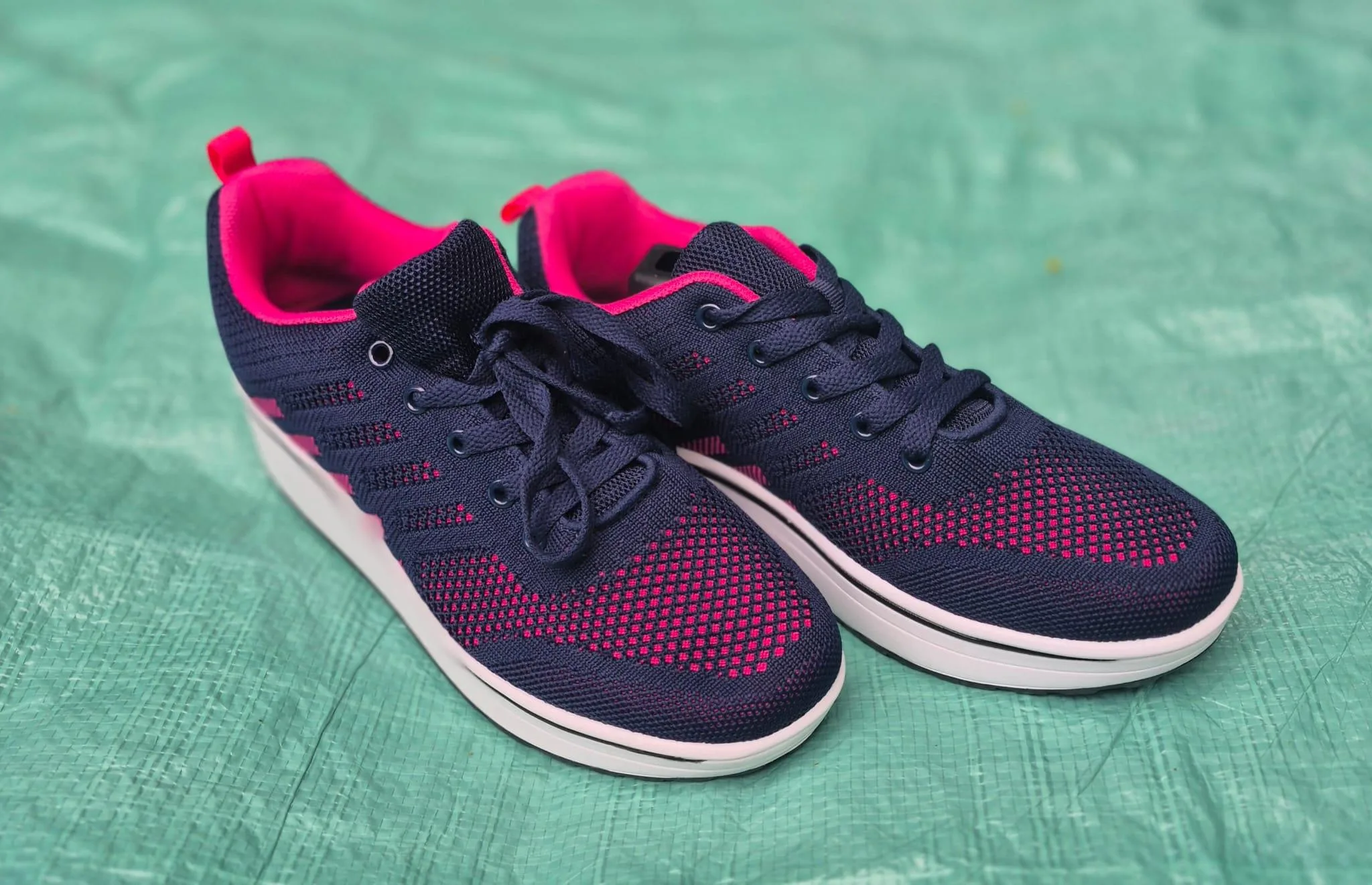 🔥 Women’s Sneakers – Size 9 – BRAND NEW 🔥 thumbnail
