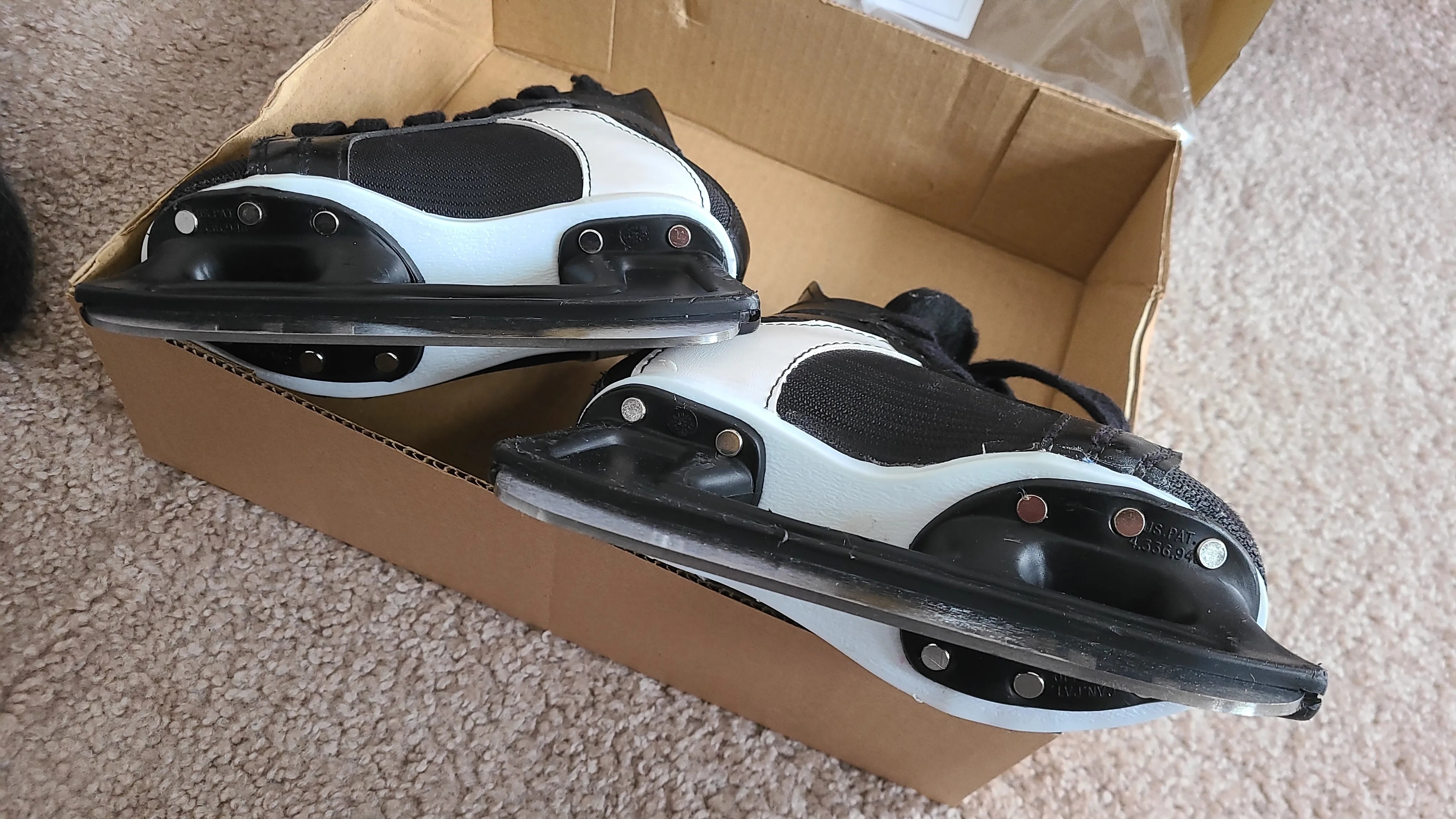 CCM hockey skates - Kids Size 8 image indicator(8)