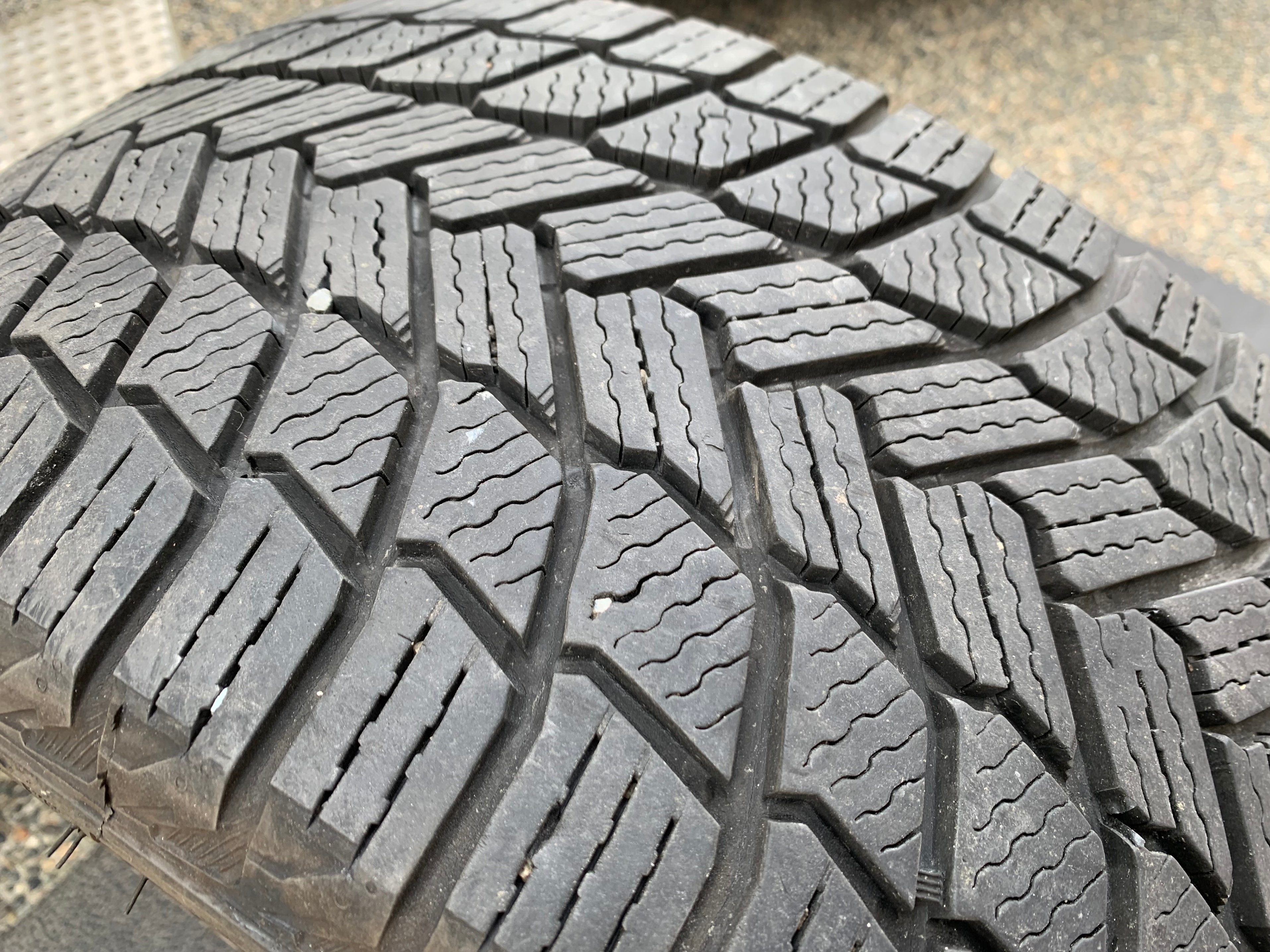 1 X single 225/40/18 Michelin X-Ice Snow with 85% tread - photo 4