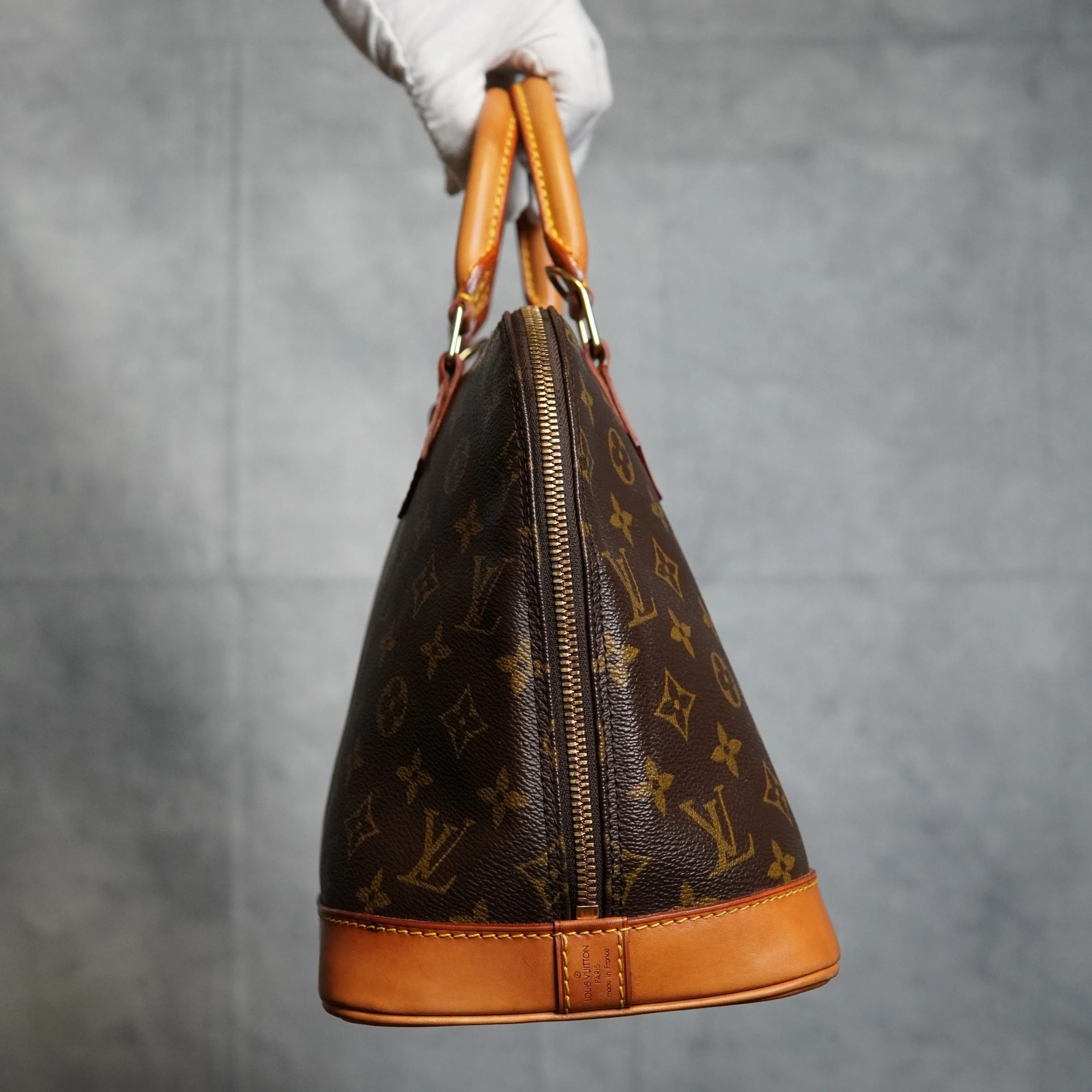 Louis Vuitton Monogram Alma Handbag image indicator(3)