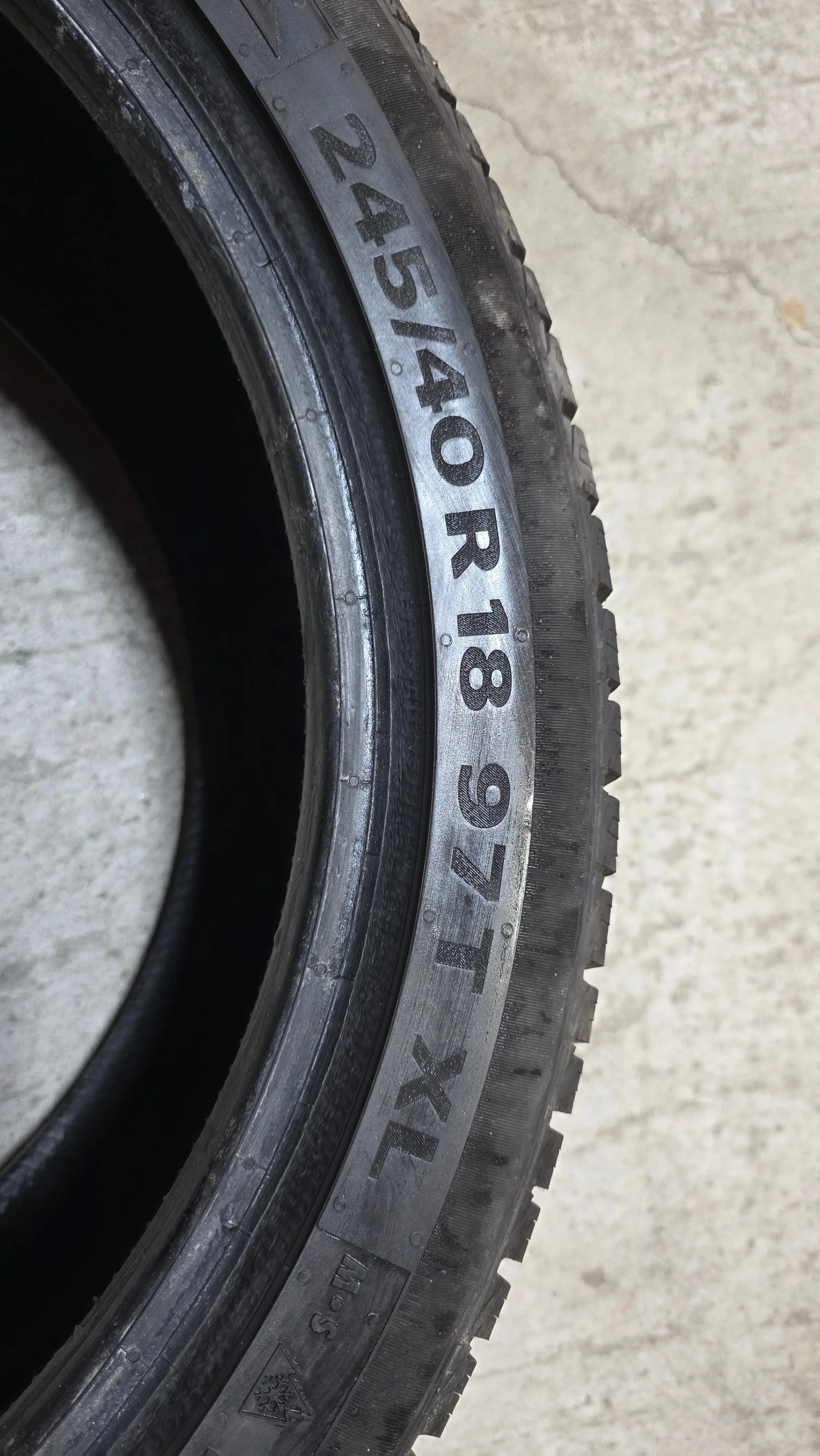 245/40/18 Continental winter tires 90% tread image indicator(6)