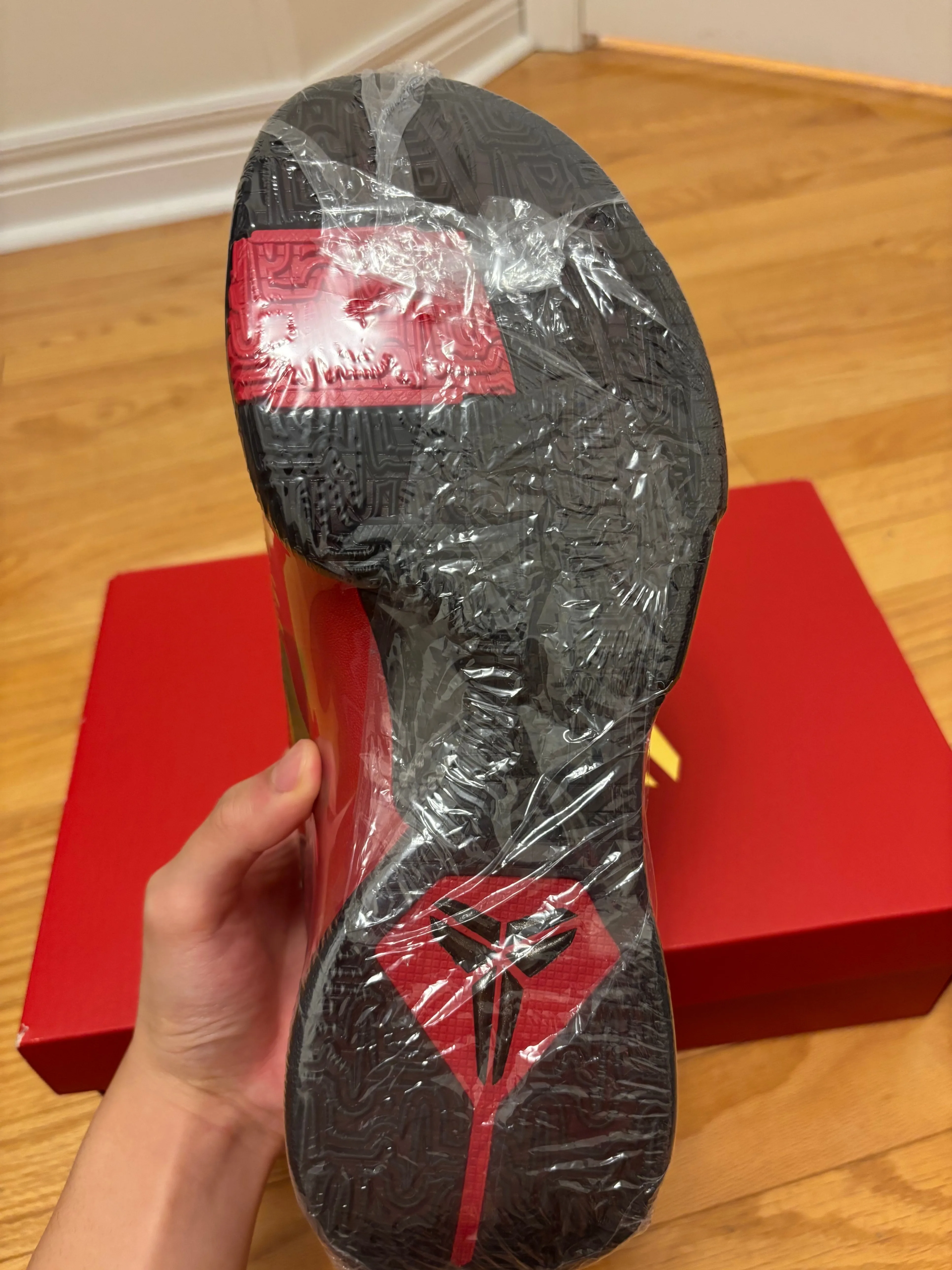 Last pair!Exclusive!Kobe 5 University Red Size 10 3000%Authentic image indicator(10)