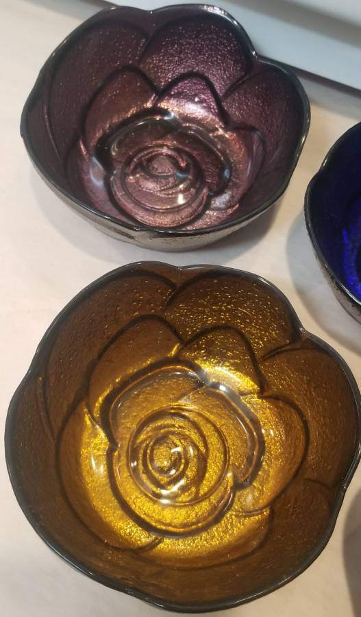 Vintage Jewel-Tone Pressed Glass Lotus Bowls – Set of 5 - photo 4