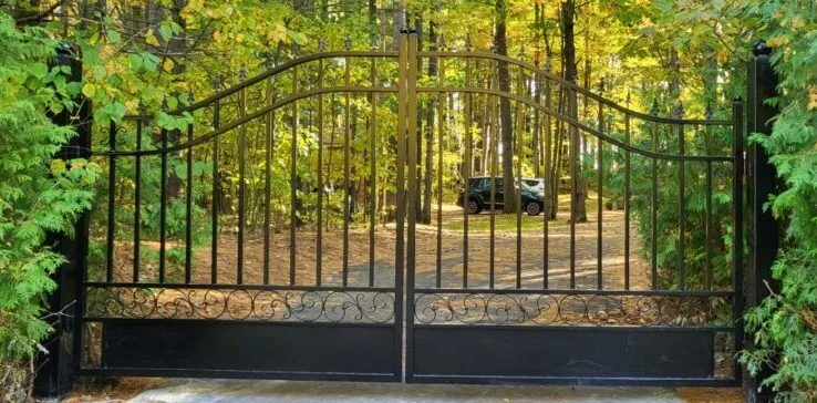 Dual Swing Driveway gate with bottom plate thumbnail